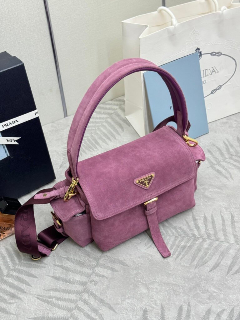 Sac Prada en daim avec rabat – Modèle iconique Milano à bandoulière