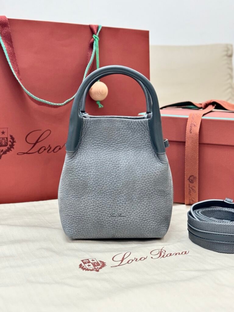 Sac Loro Piana en cuir grainé – Mini modèle élégant avec bandoulière ajustable