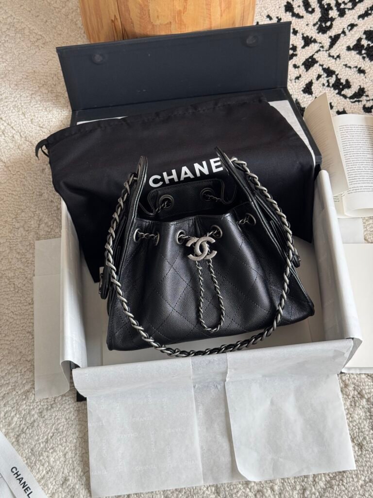 Chanel Hobo Bag 25 Mini en cuir matelassé – Sac iconique avec chaîne dorée