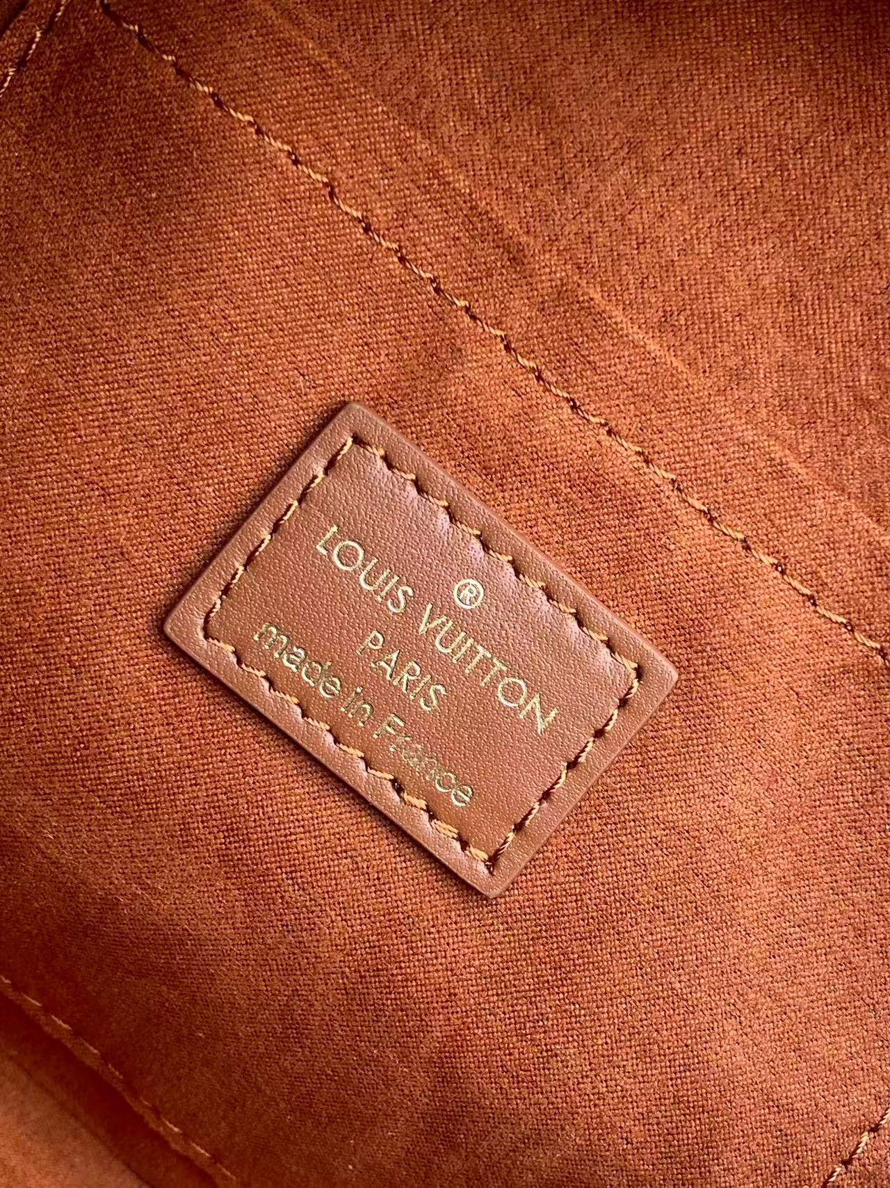 Louis Vuitton Alma BB Monogram Empreinte camel – Sac iconique en cuir embossé – Image 10