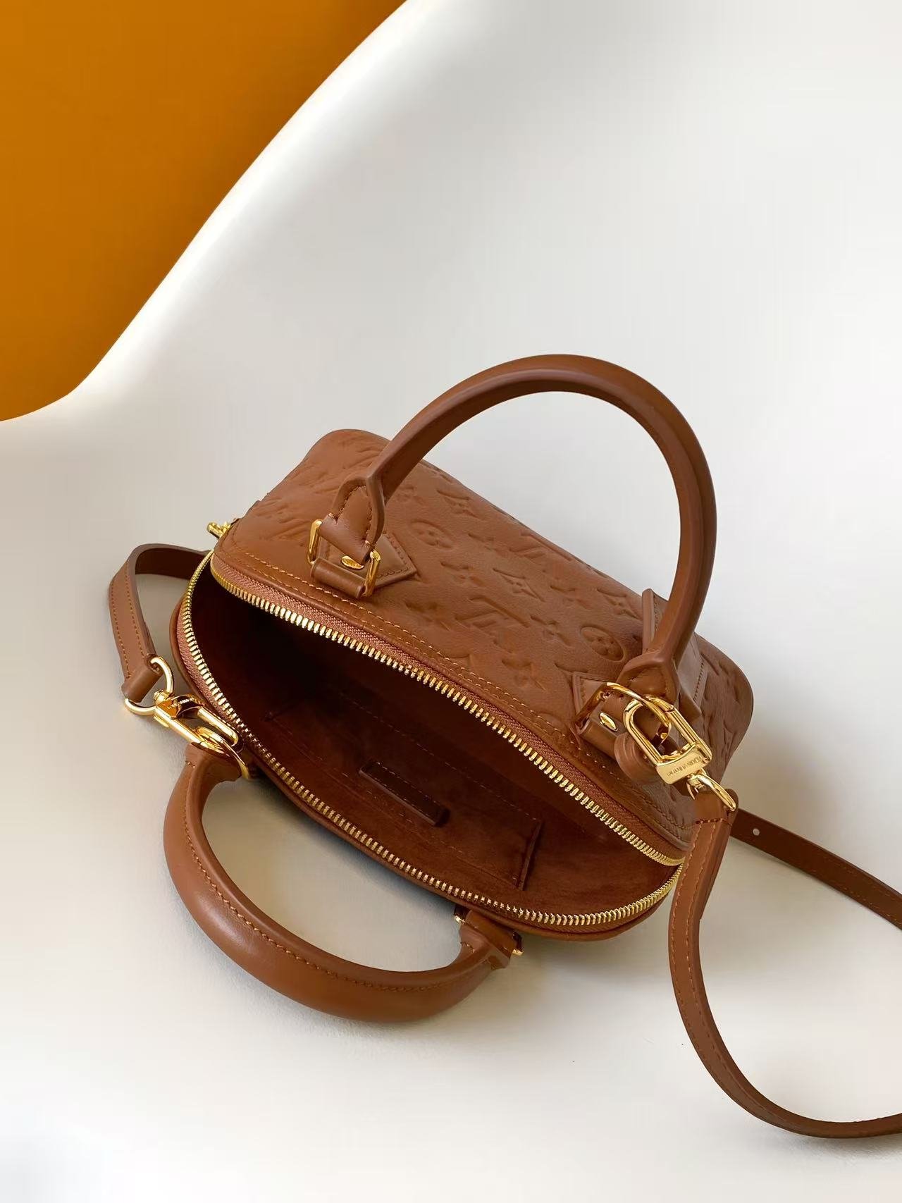 Louis Vuitton Alma BB Monogram Empreinte camel – Sac iconique en cuir embossé – Image 9