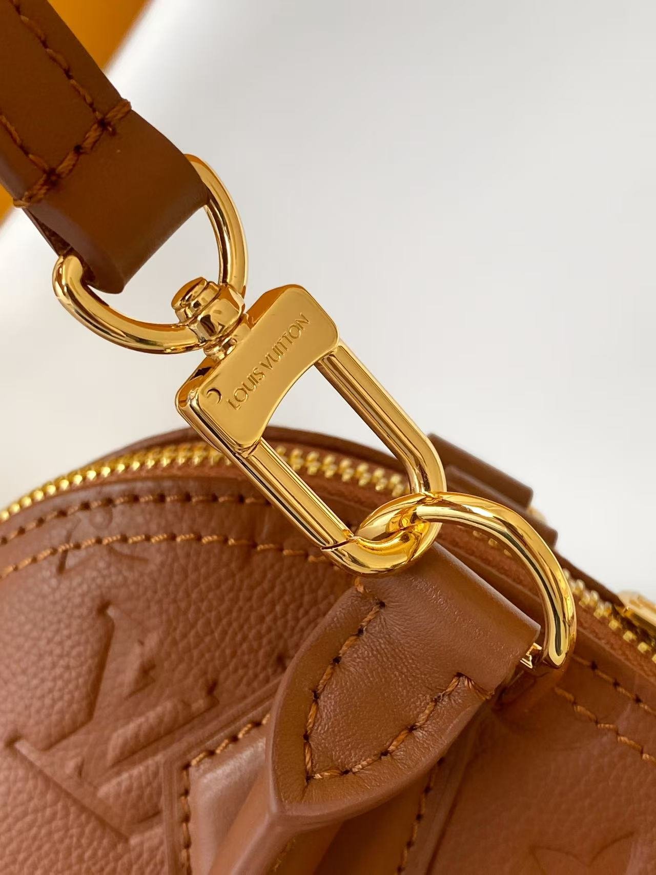 Louis Vuitton Alma BB Monogram Empreinte camel – Sac iconique en cuir embossé – Image 8