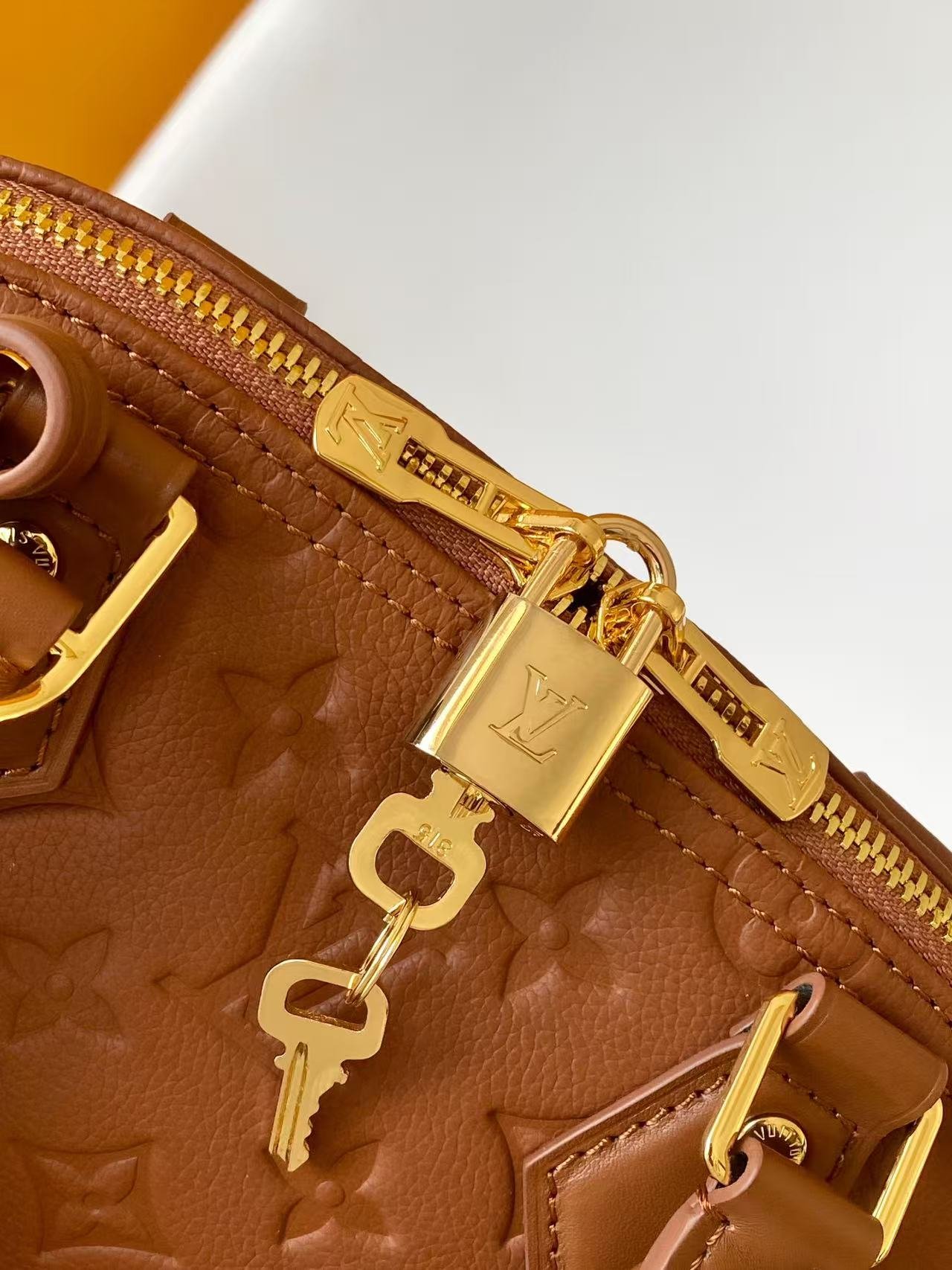 Louis Vuitton Alma BB Monogram Empreinte camel – Sac iconique en cuir embossé – Image 6