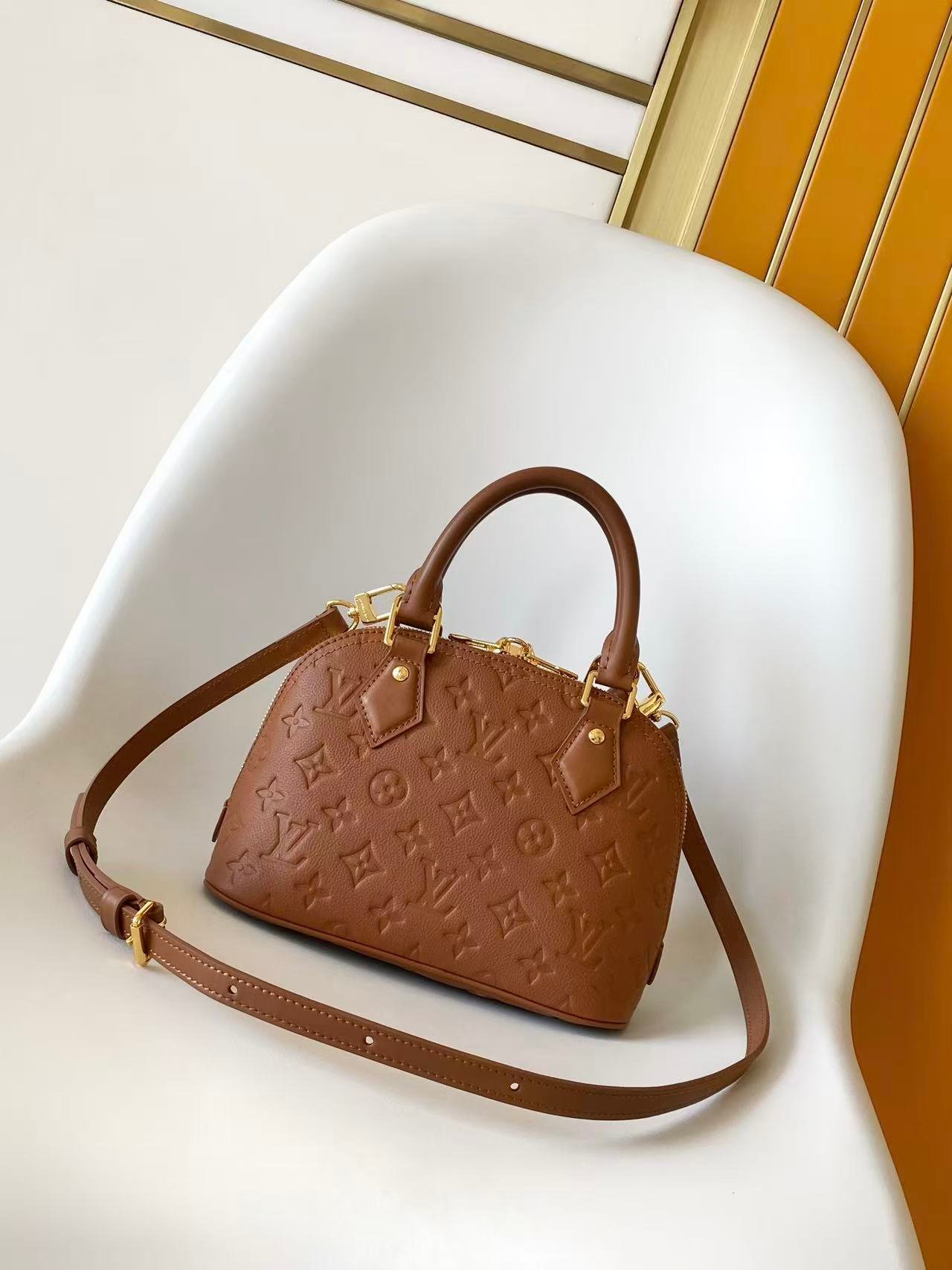 Louis Vuitton Alma BB Monogram Empreinte camel – Sac iconique en cuir embossé – Image 4