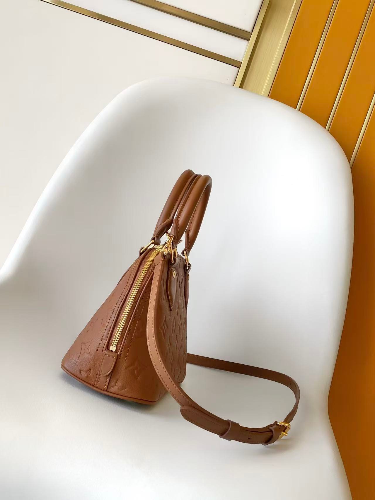 Louis Vuitton Alma BB Monogram Empreinte camel – Sac iconique en cuir embossé – Image 3