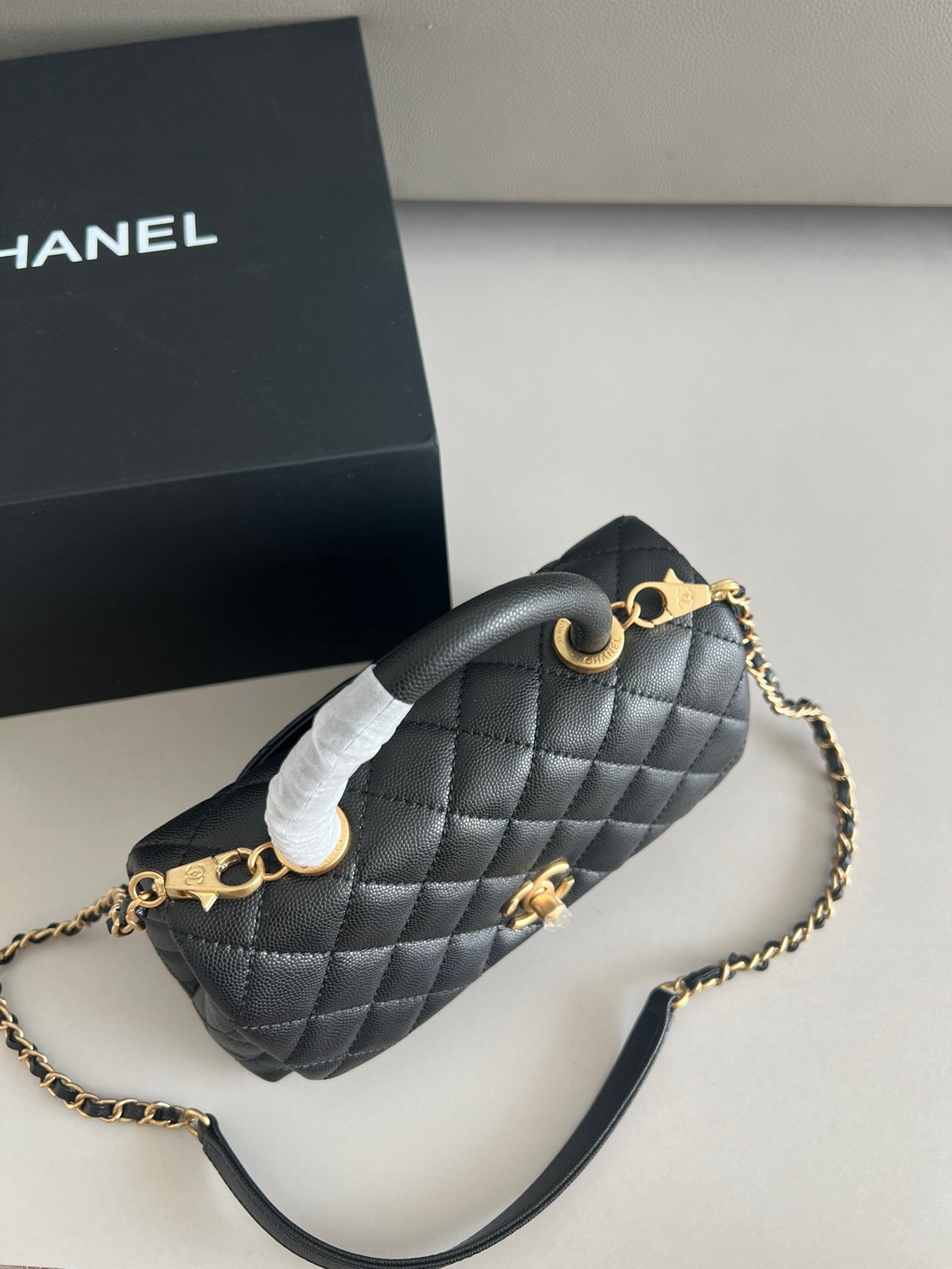 Sac Chanel Coco Handle Mini en cuir caviar noir – Matelassé & chaîne dorée – Image 10