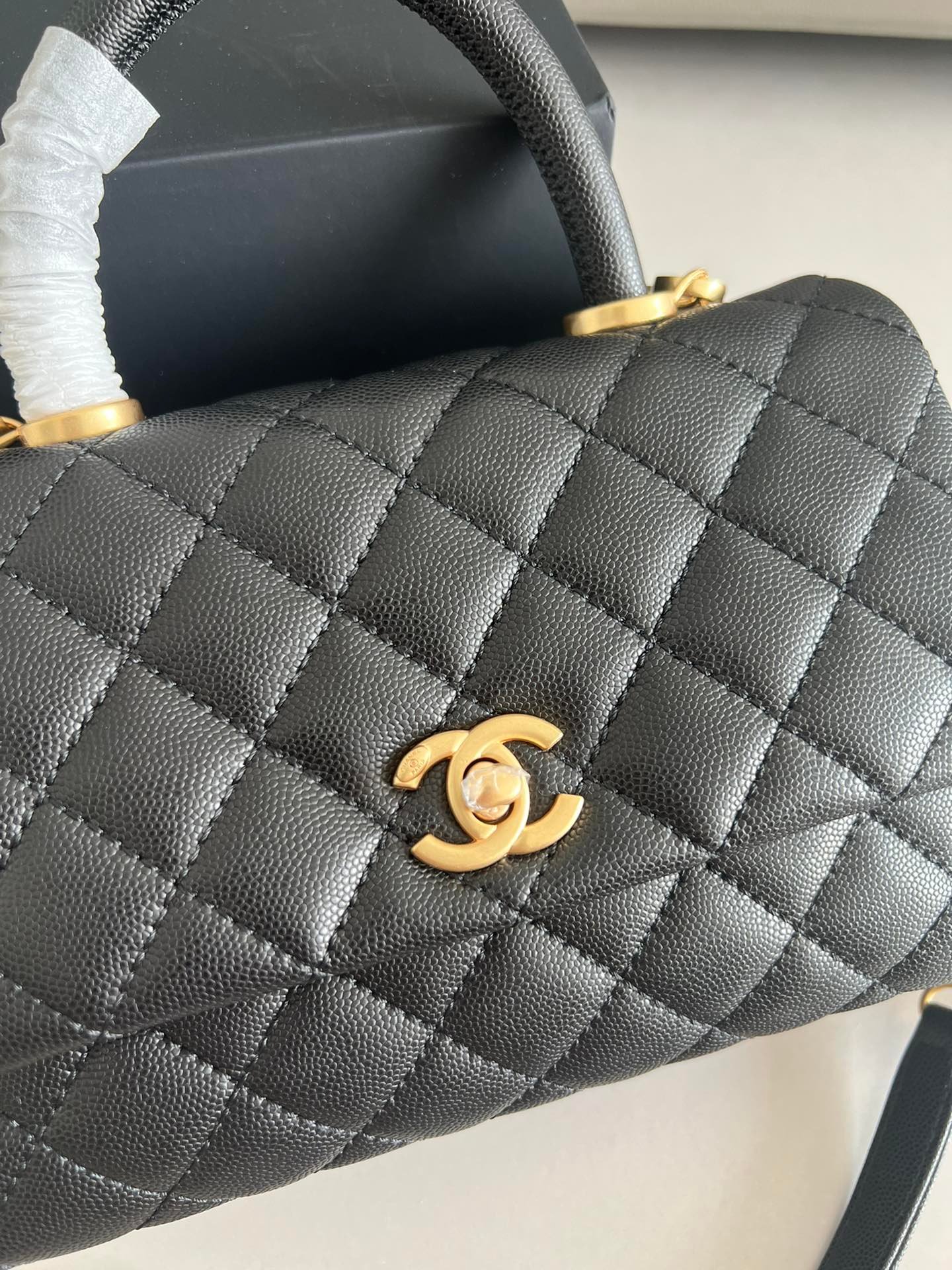 Sac Chanel Coco Handle Mini en cuir caviar noir – Matelassé & chaîne dorée – Image 9