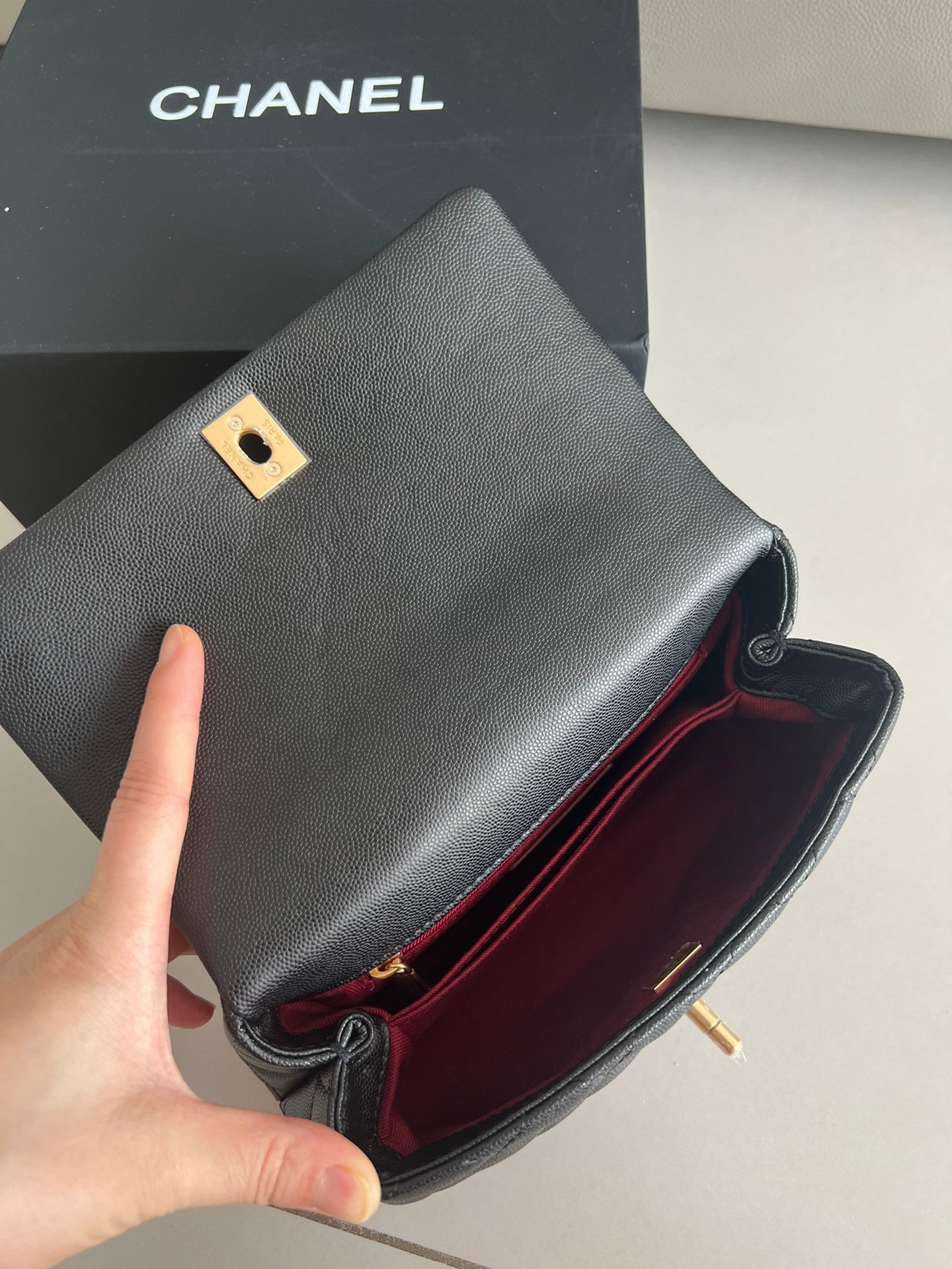 Sac Chanel Coco Handle Mini en cuir caviar noir – Matelassé & chaîne dorée – Image 7