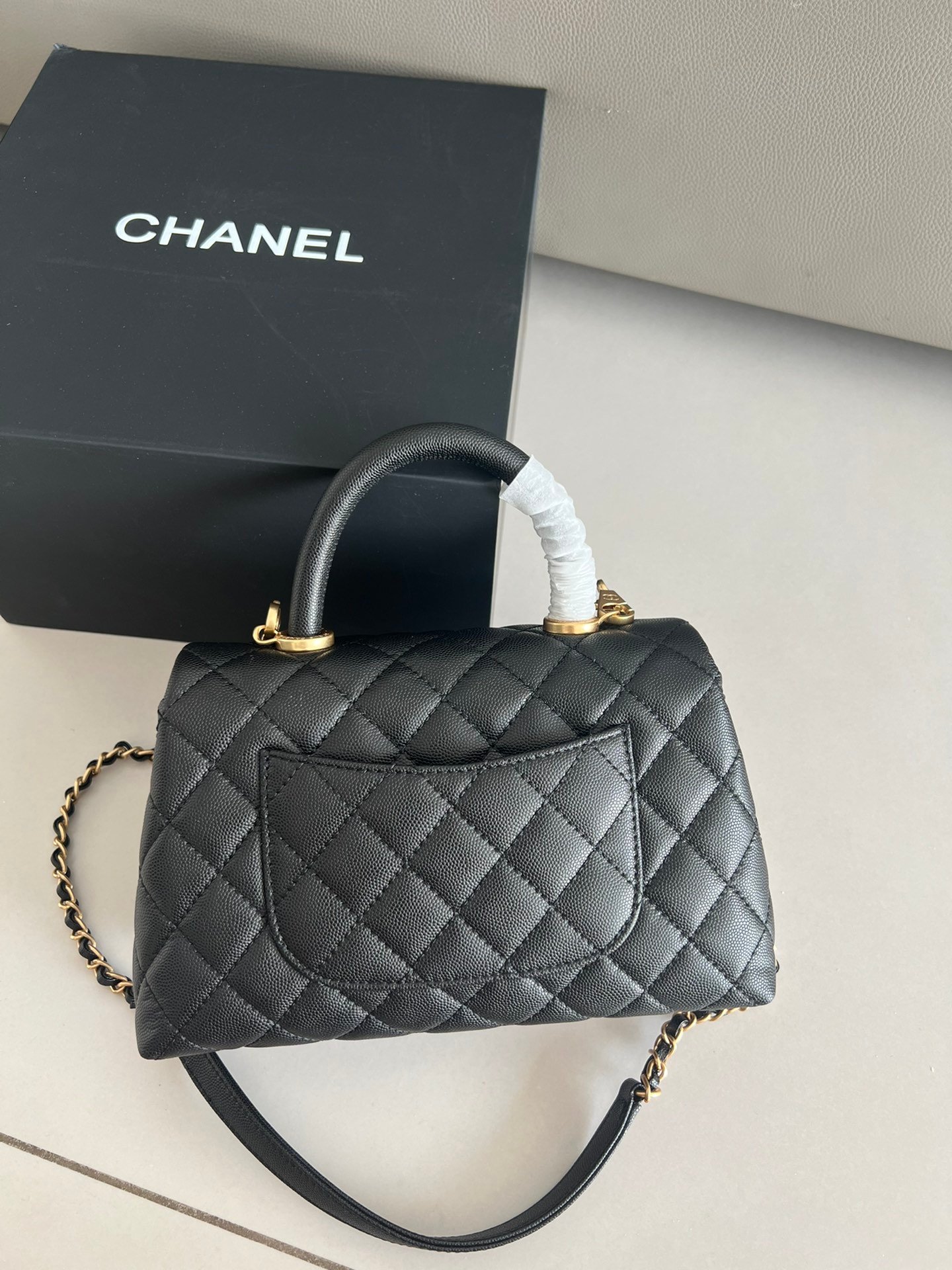 Sac Chanel Coco Handle Mini en cuir caviar noir – Matelassé & chaîne dorée – Image 6