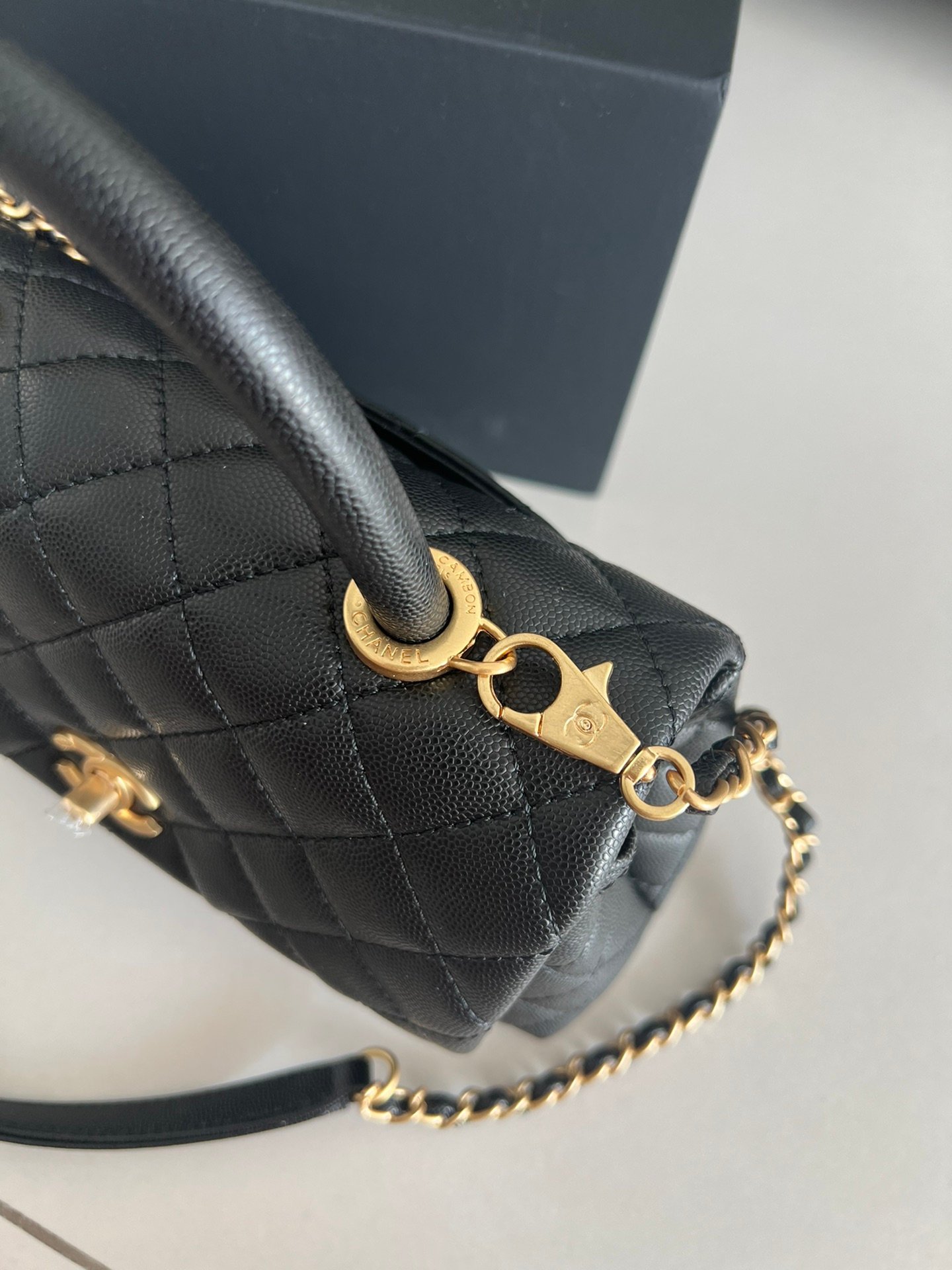 Sac Chanel Coco Handle Mini en cuir caviar noir – Matelassé & chaîne dorée – Image 3