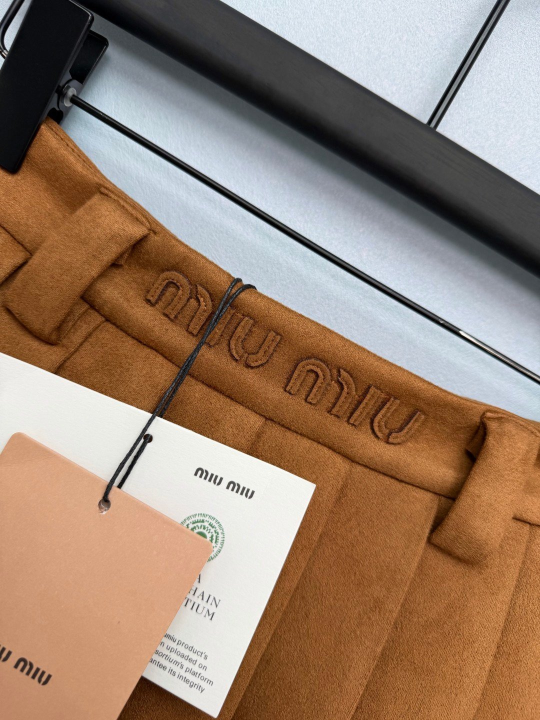 Jupe plissée MIU MIU marron taille haute effet daim chic et tendance – Image 2