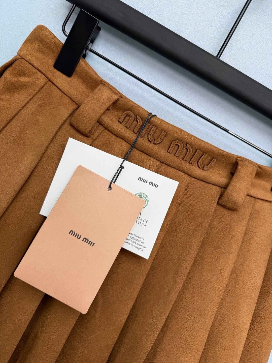 Jupe plissée MIU MIU marron taille haute effet daim chic et tendance – Image 3