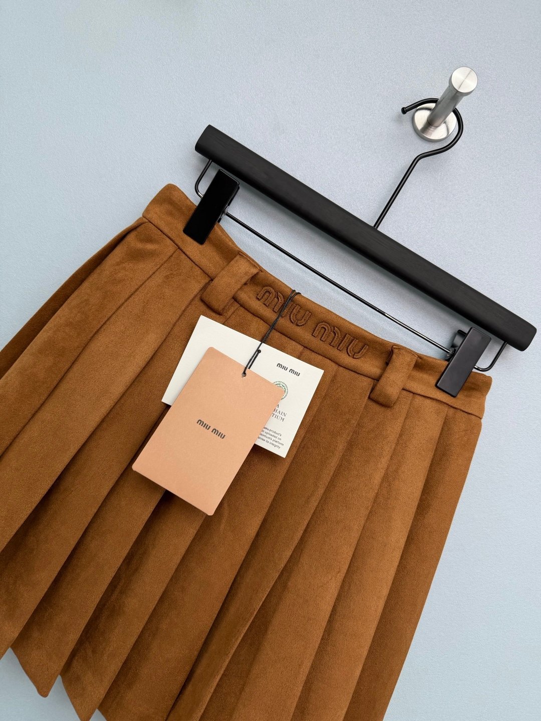 Jupe plissée MIU MIU marron taille haute effet daim chic et tendance – Image 4