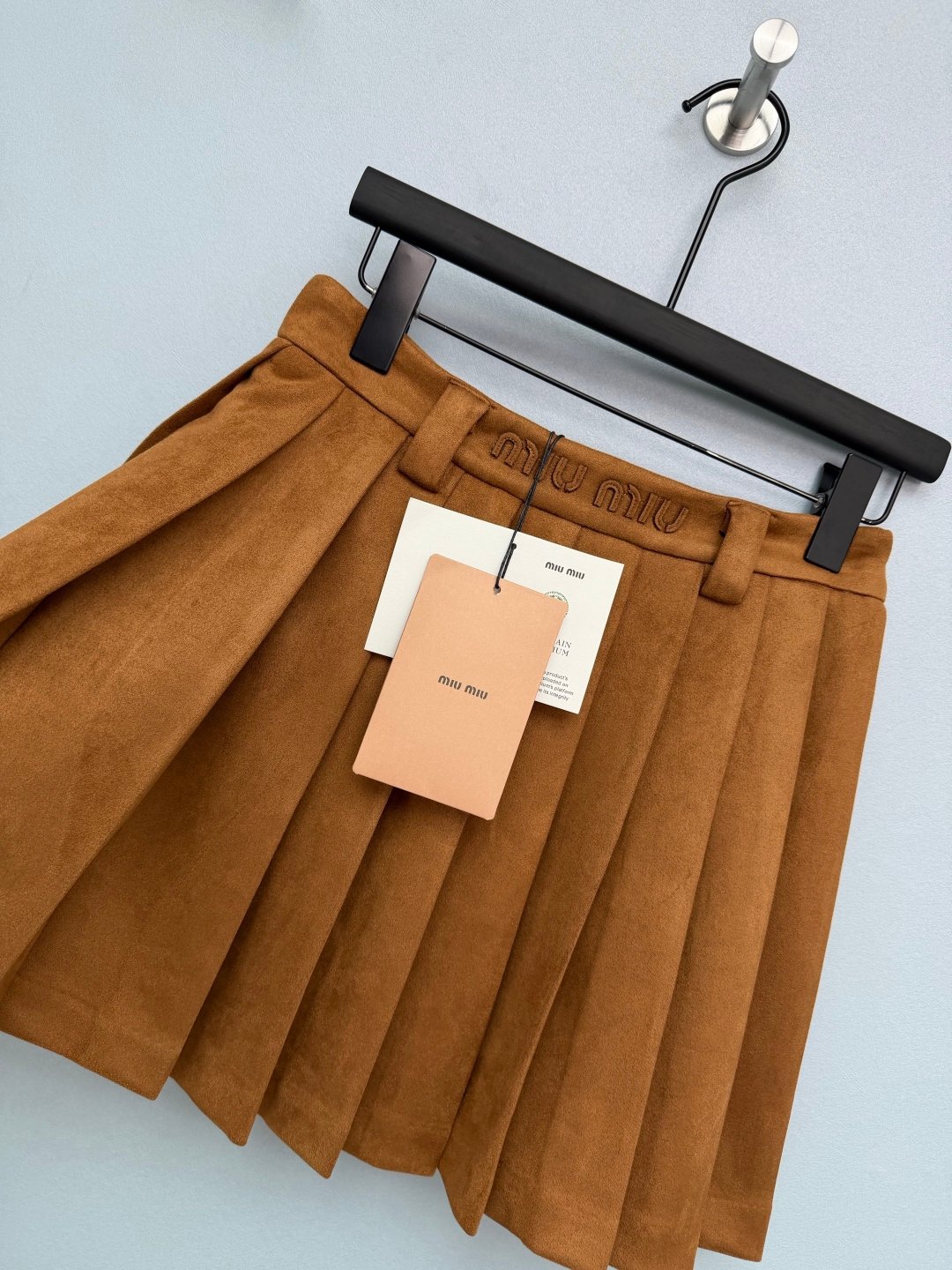 Jupe plissée MIU MIU marron taille haute effet daim chic et tendance – Image 5