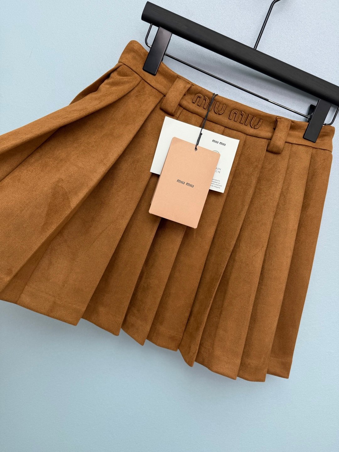 Jupe plissée MIU MIU marron taille haute effet daim chic et tendance – Image 6