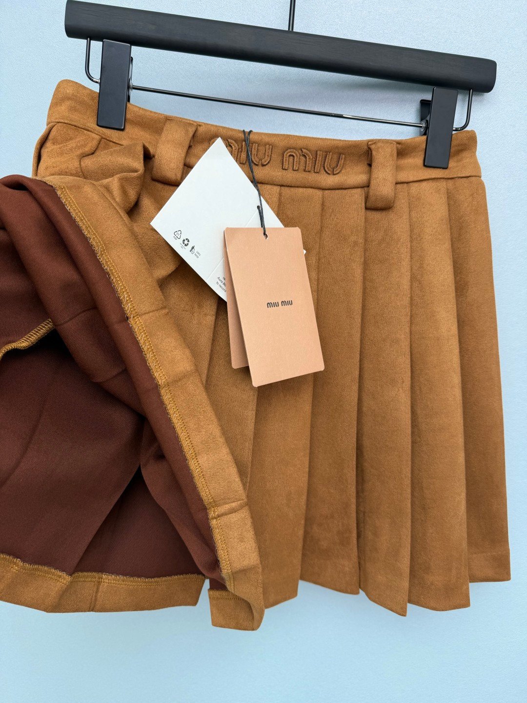 Jupe plissée MIU MIU marron taille haute effet daim chic et tendance – Image 7