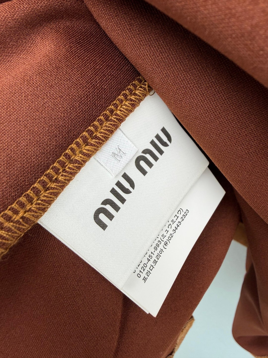 Jupe plissée MIU MIU marron taille haute effet daim chic et tendance – Image 8