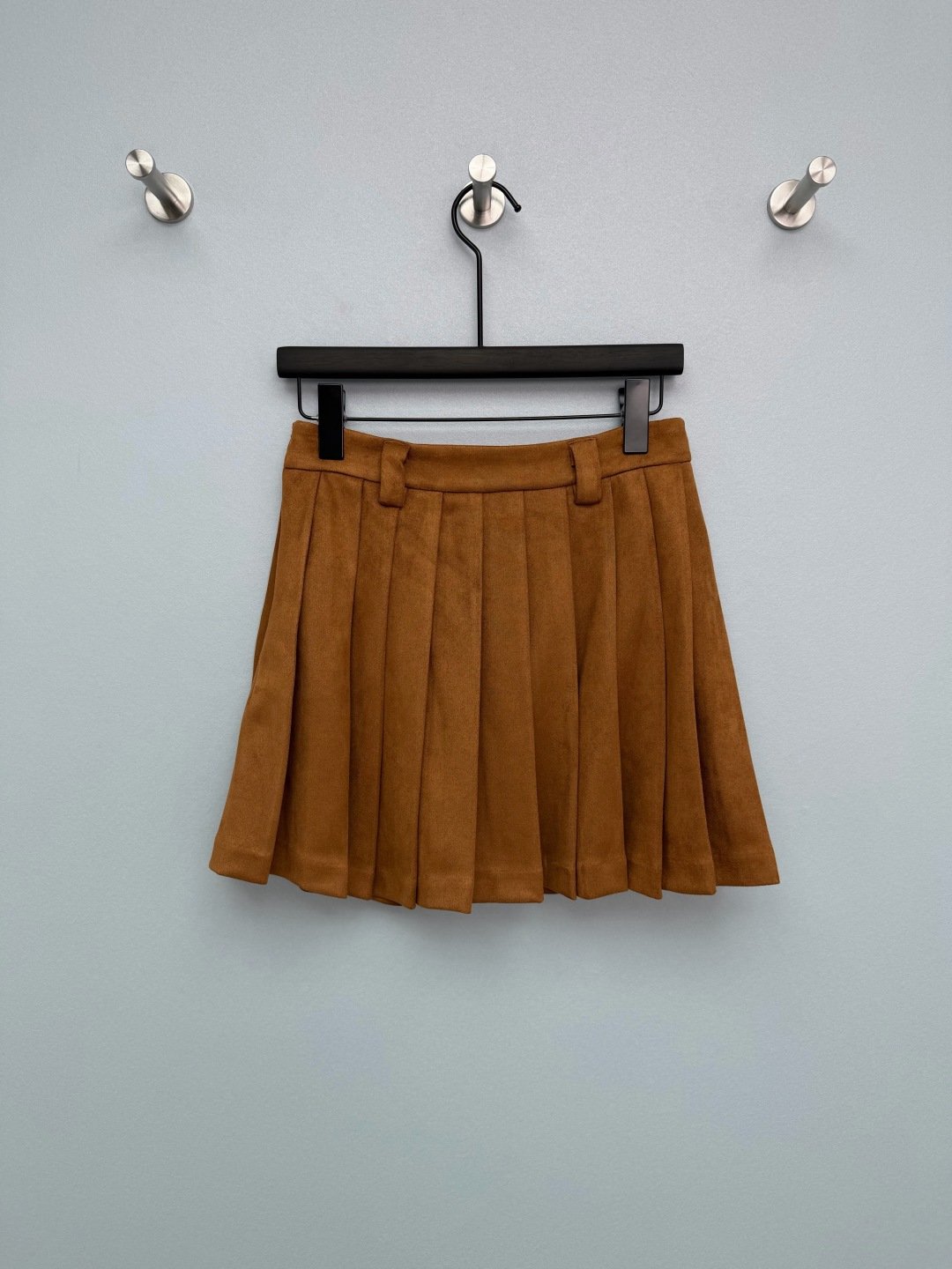 Jupe plissée MIU MIU marron taille haute effet daim chic et tendance – Image 9