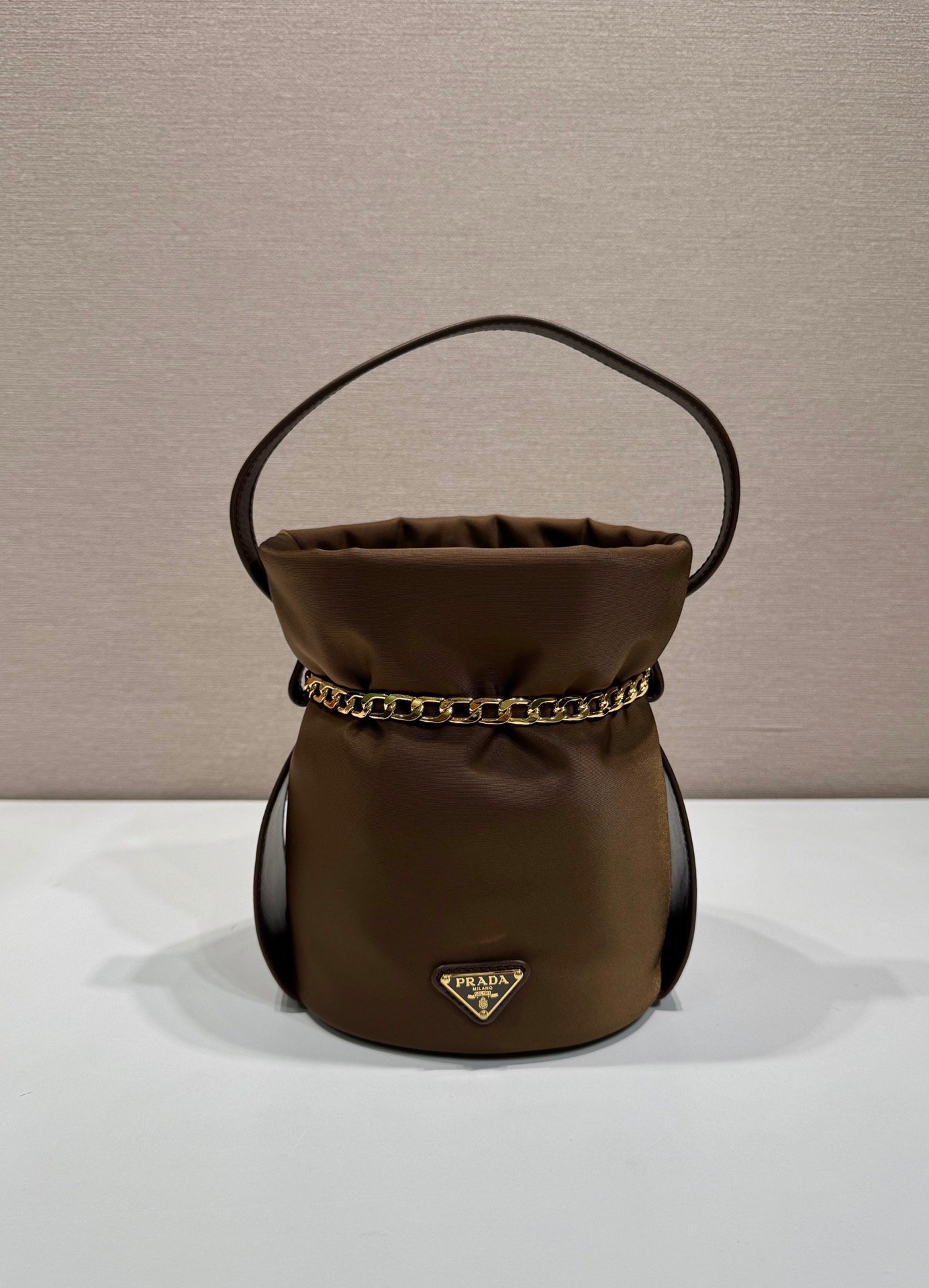 Sac seau PRADA avec chaîne dorée style Re-Edition pouch bag luxe tendance – Image 2