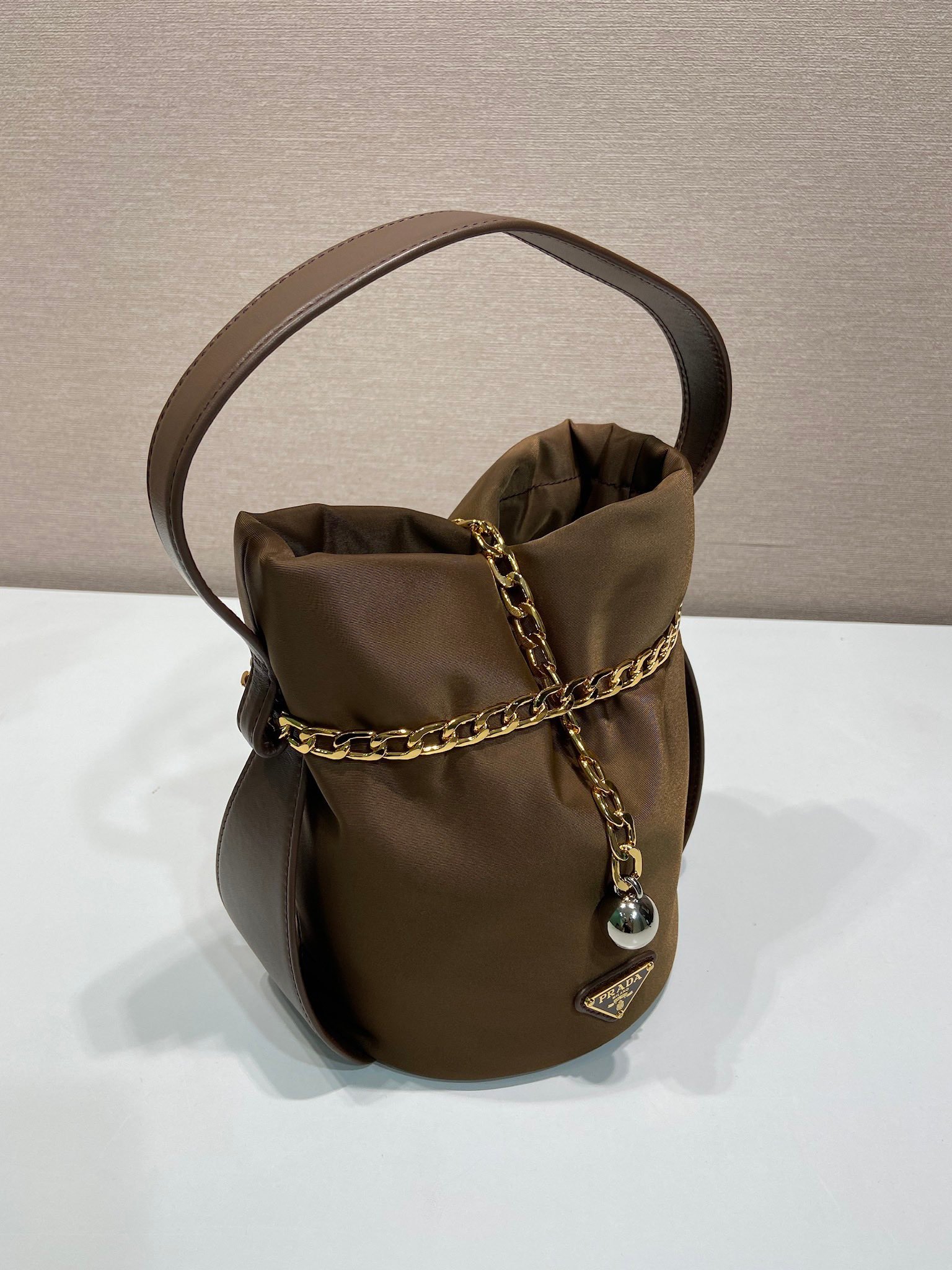 Sac seau PRADA avec chaîne dorée style Re-Edition pouch bag luxe tendance – Image 4
