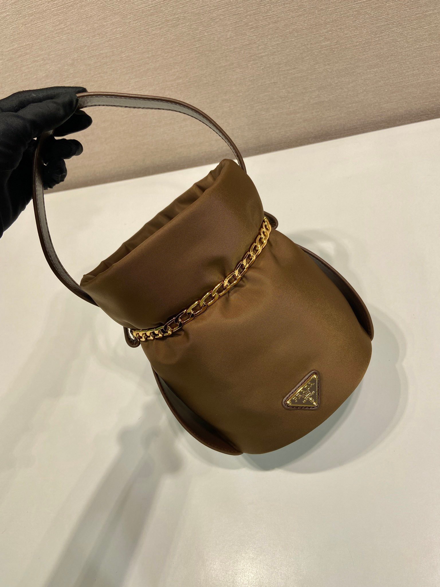 Sac seau PRADA avec chaîne dorée style Re-Edition pouch bag luxe tendance – Image 5