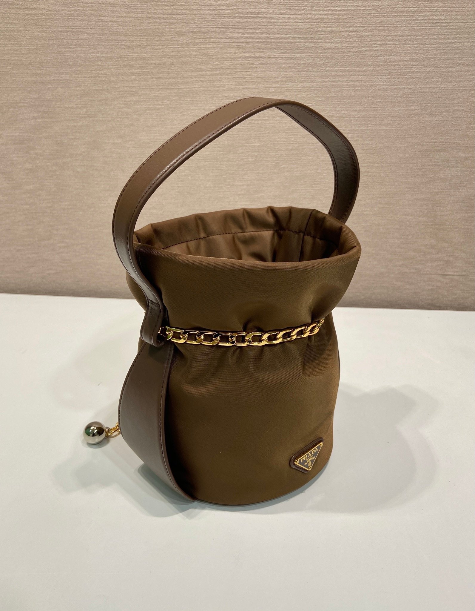 Sac seau PRADA avec chaîne dorée style Re-Edition pouch bag luxe tendance – Image 6