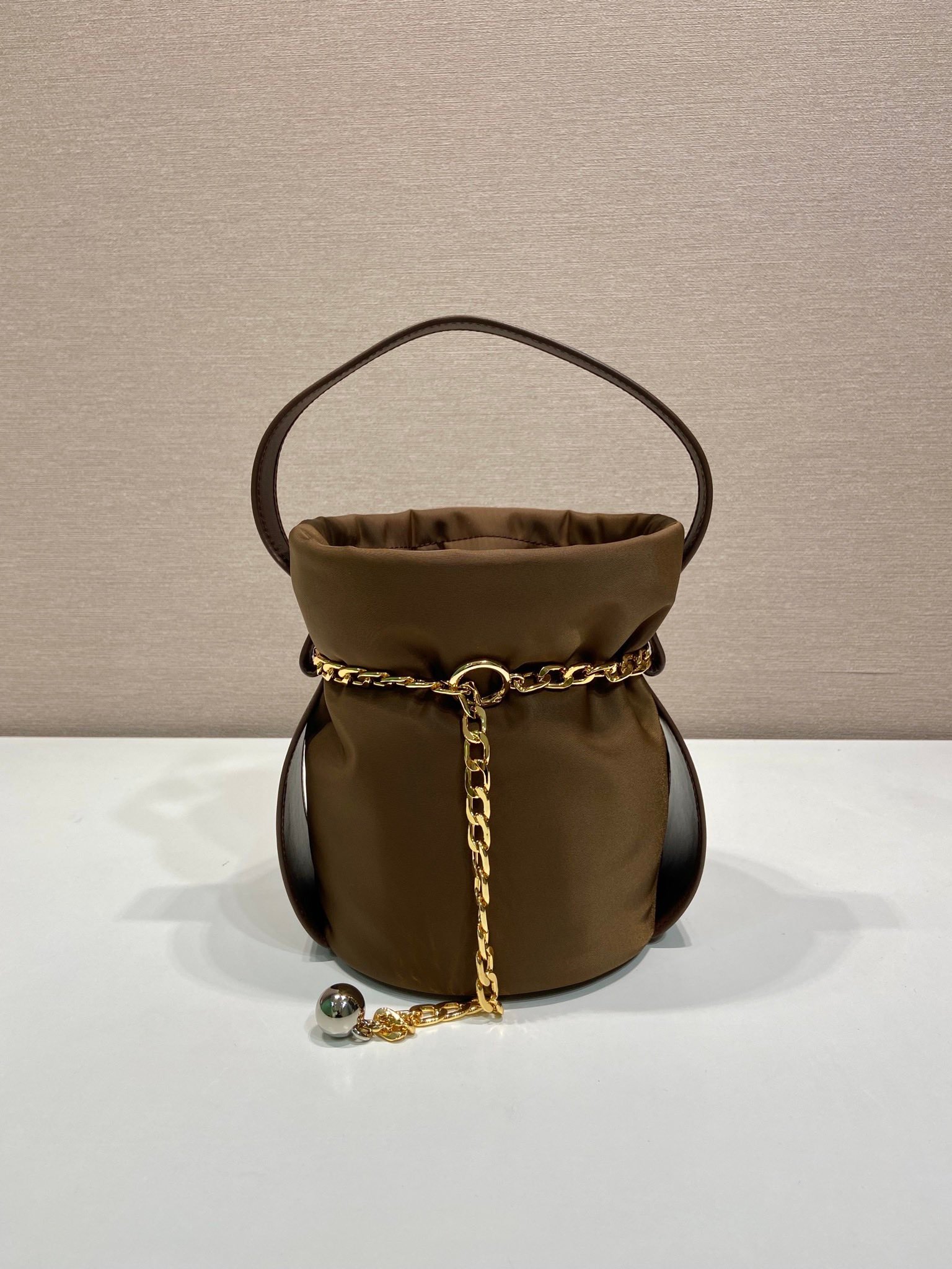 Sac seau PRADA avec chaîne dorée style Re-Edition pouch bag luxe tendance – Image 7