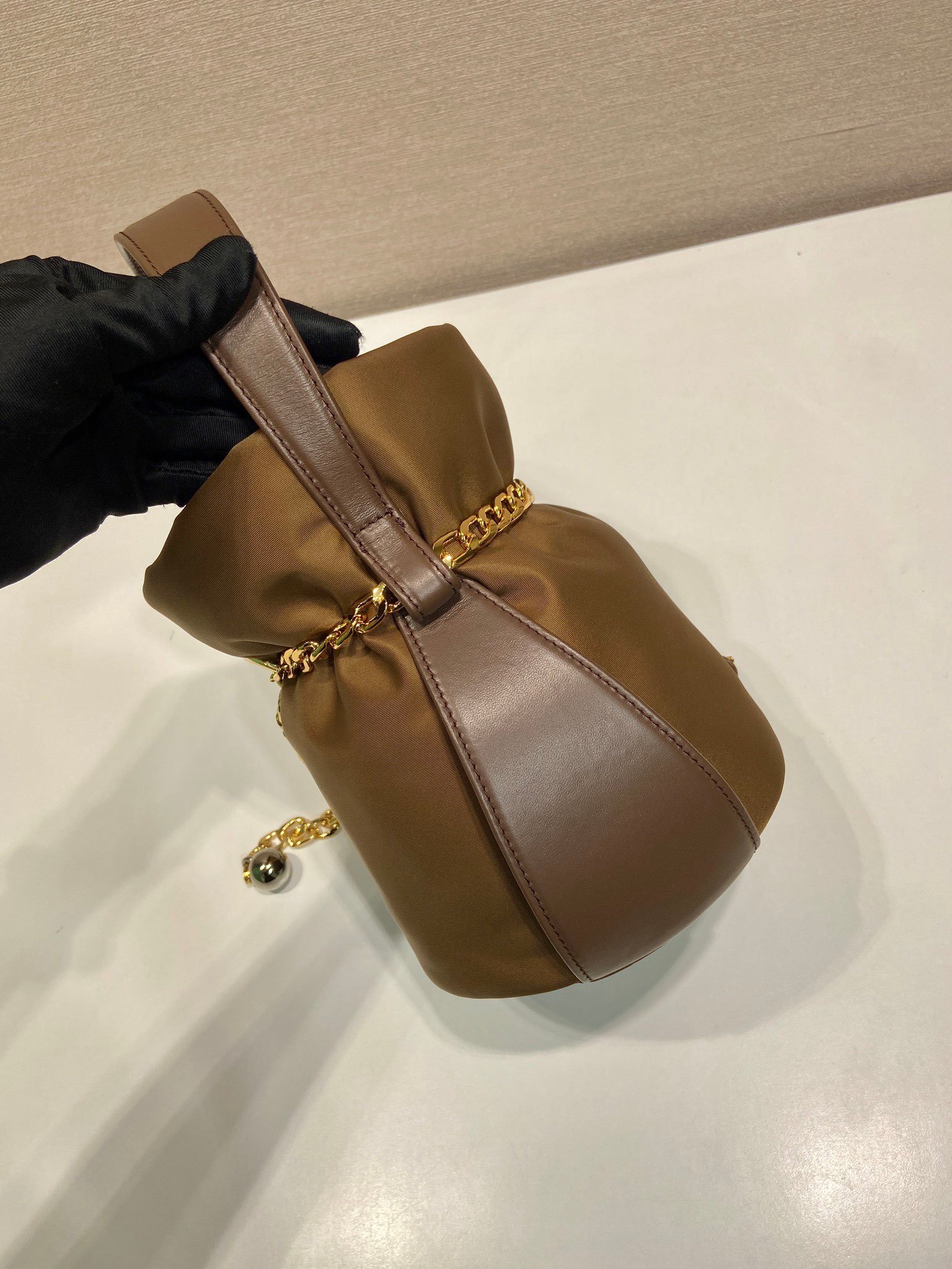 Sac seau PRADA avec chaîne dorée style Re-Edition pouch bag luxe tendance – Image 8
