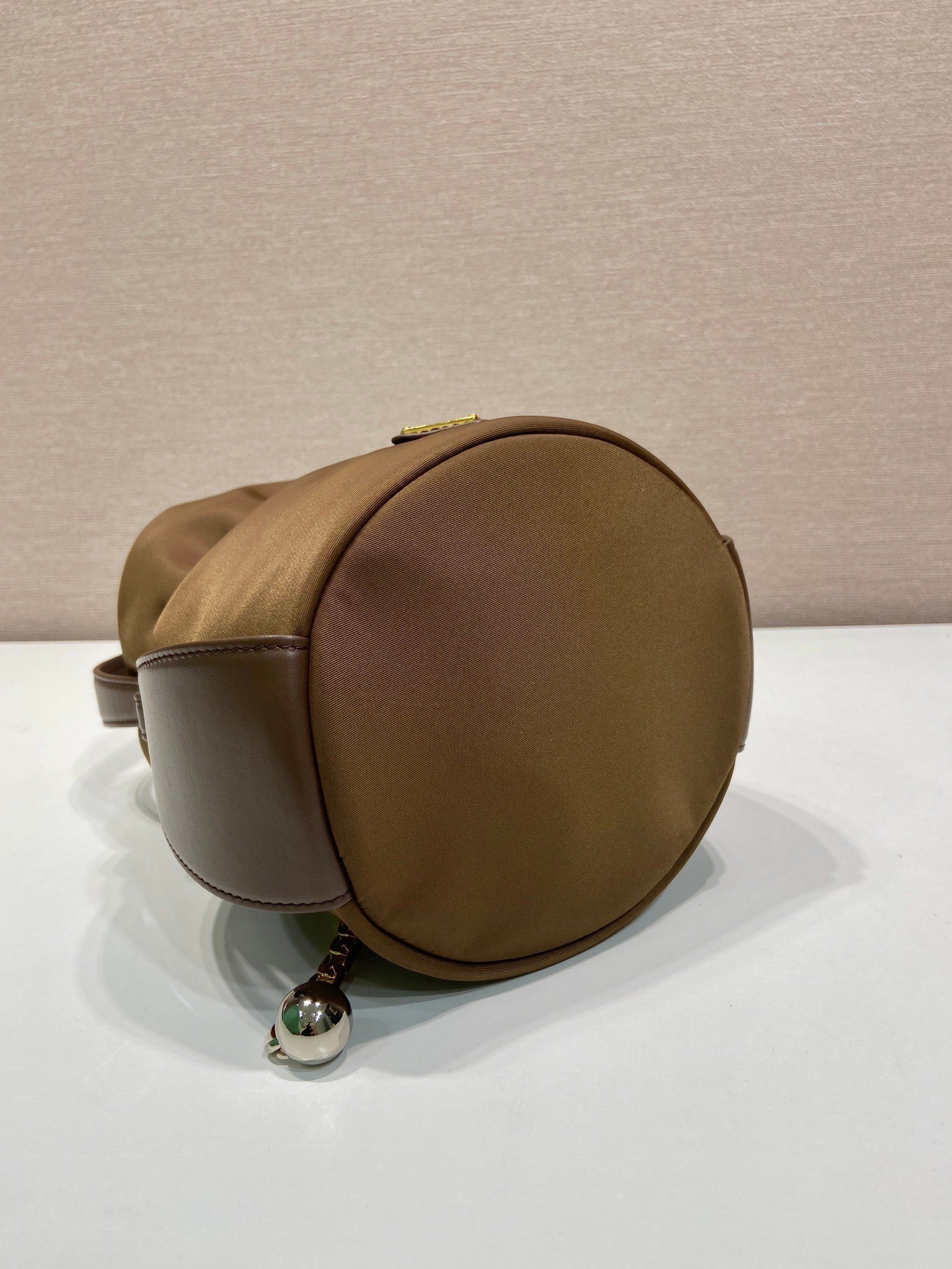 Sac seau PRADA avec chaîne dorée style Re-Edition pouch bag luxe tendance – Image 9