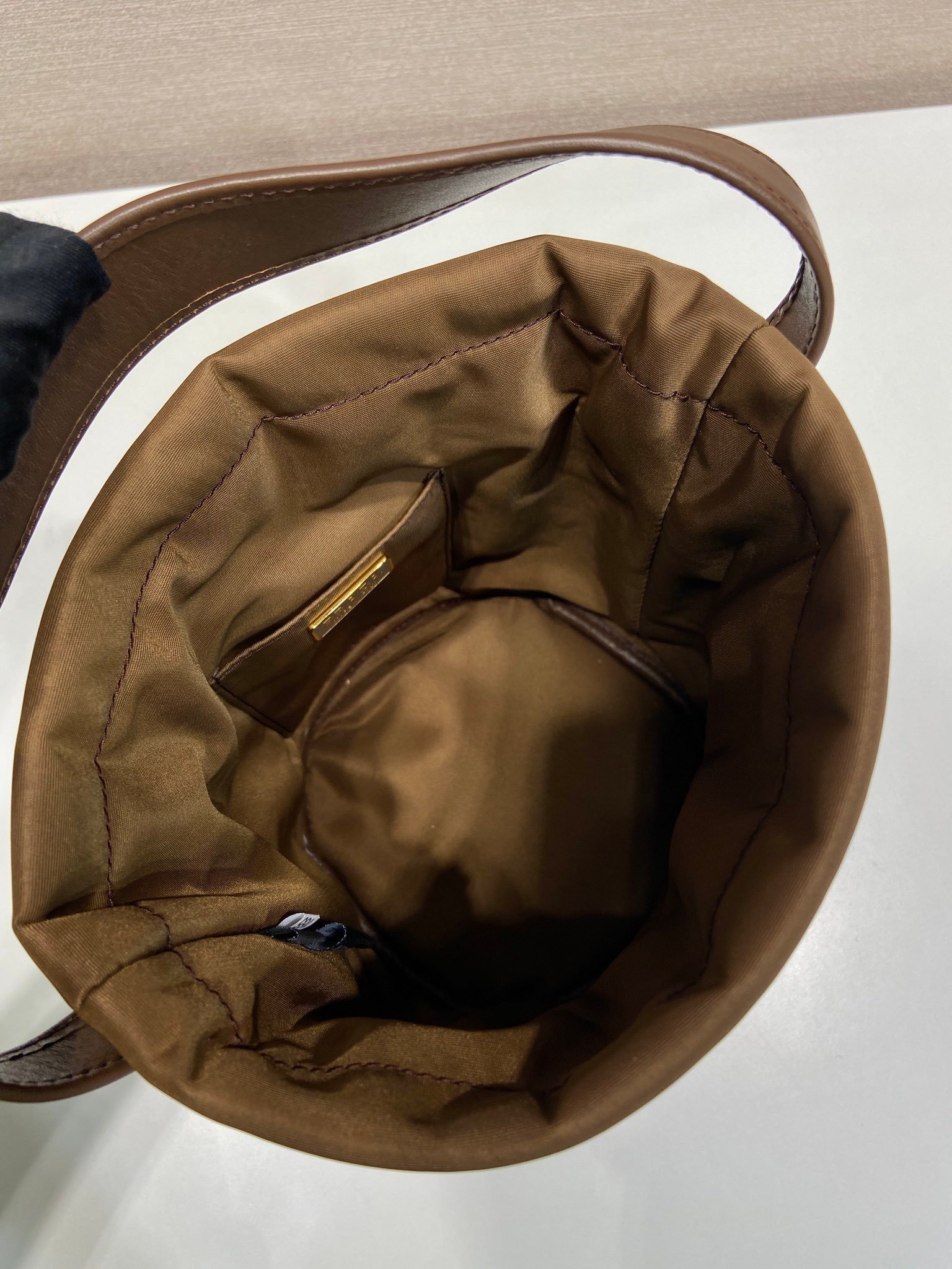 Sac seau PRADA avec chaîne dorée style Re-Edition pouch bag luxe tendance – Image 10