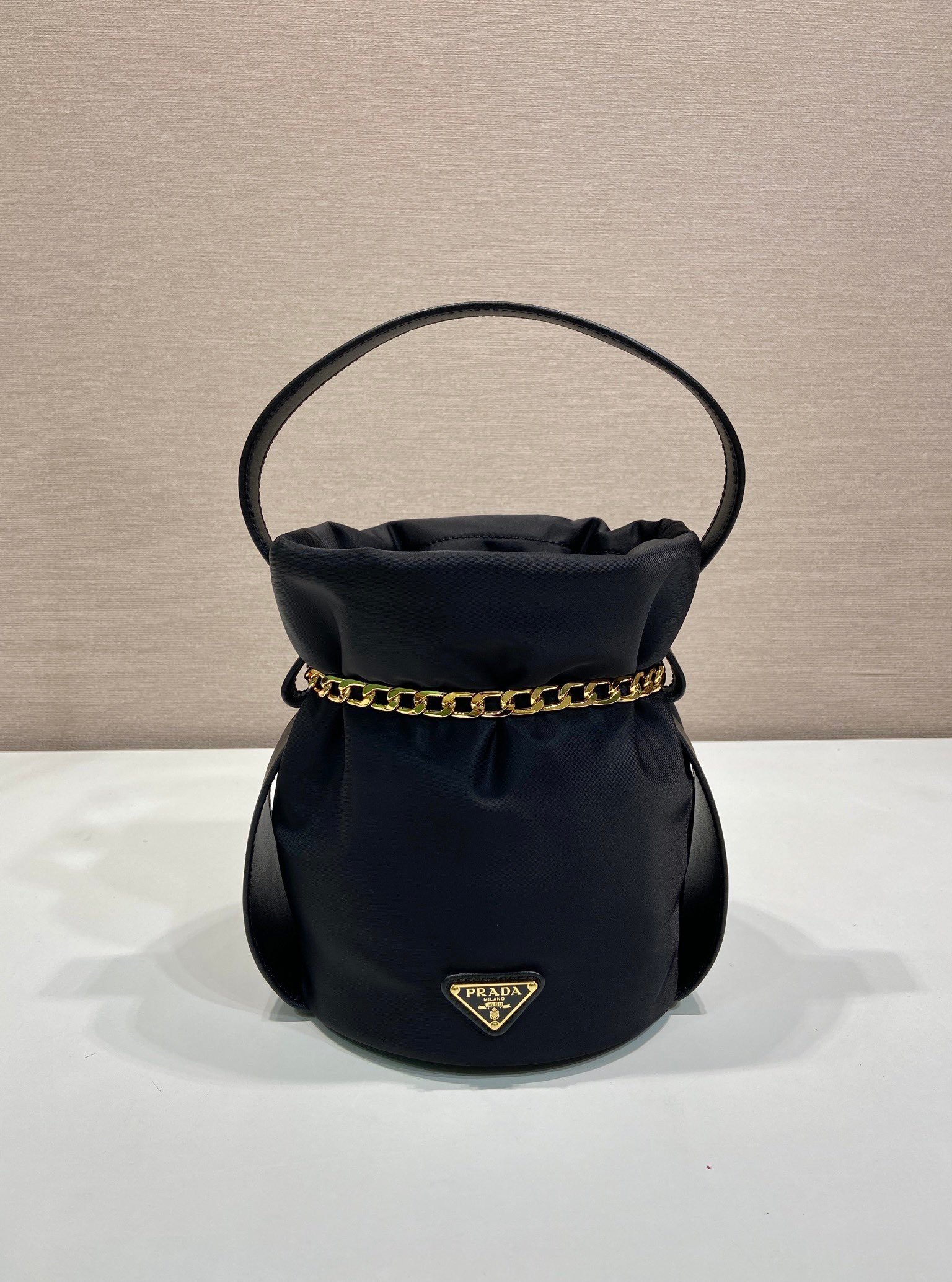 Sac seau PRADA avec chaîne dorée style Re-Edition pouch bag luxe tendance – Image 12