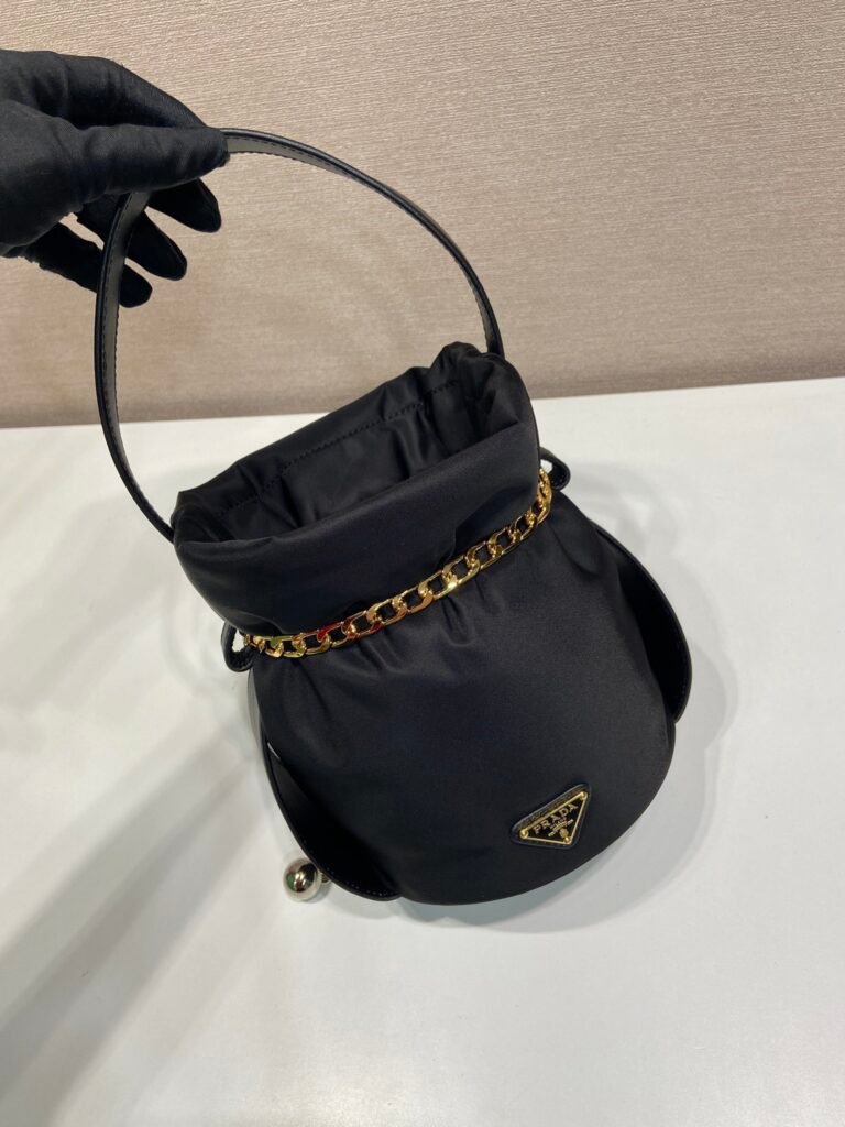 Sac seau PRADA avec chaîne dorée style Re-Edition pouch bag luxe tendance