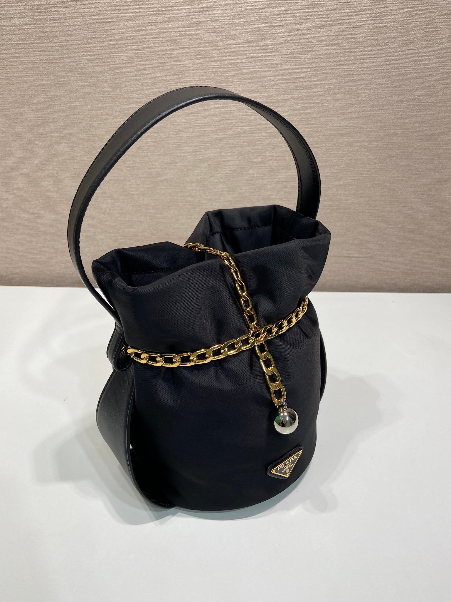 Sac seau PRADA avec chaîne dorée style Re-Edition pouch bag luxe tendance – Image 14