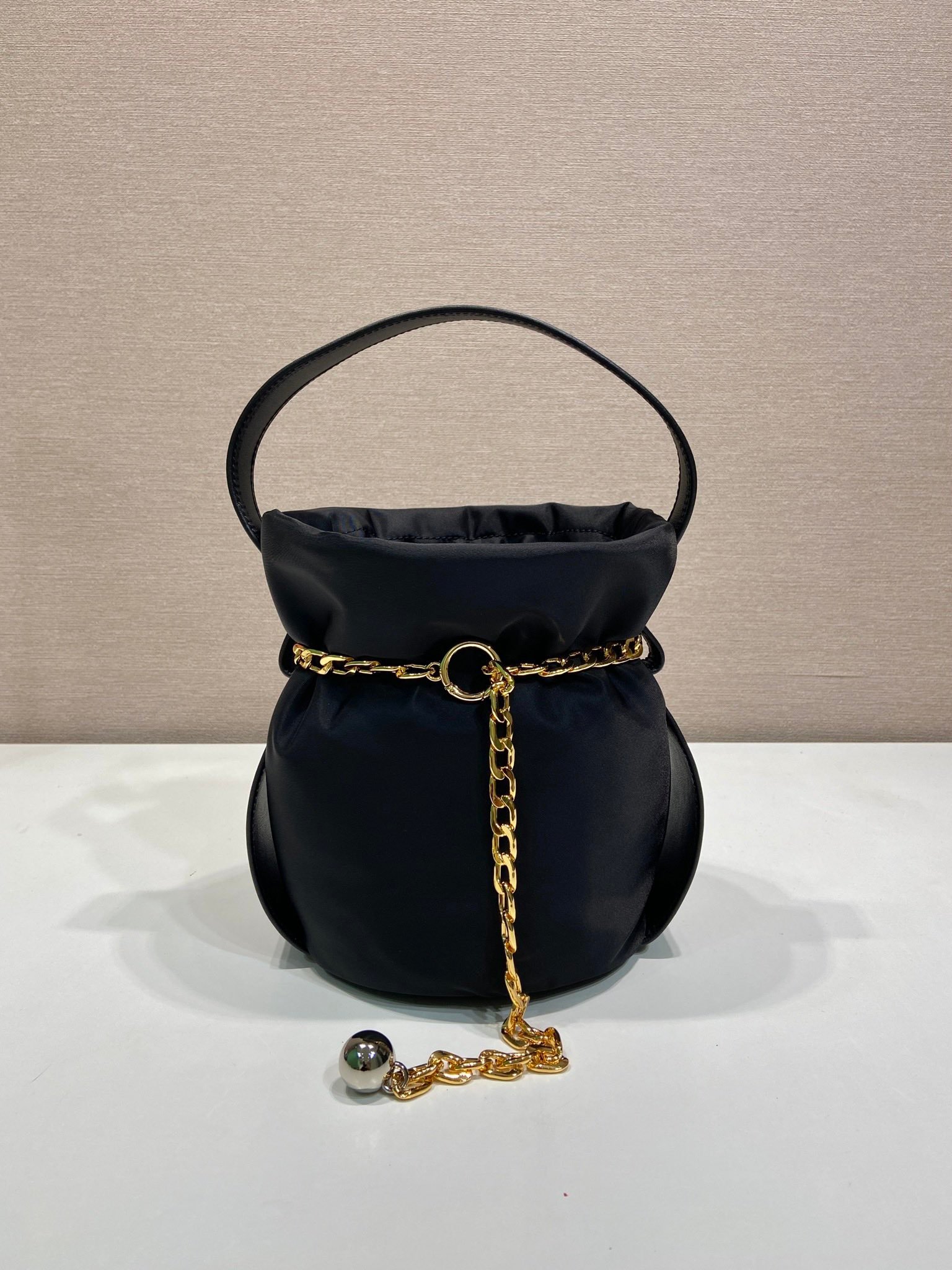 Sac seau PRADA avec chaîne dorée style Re-Edition pouch bag luxe tendance – Image 15