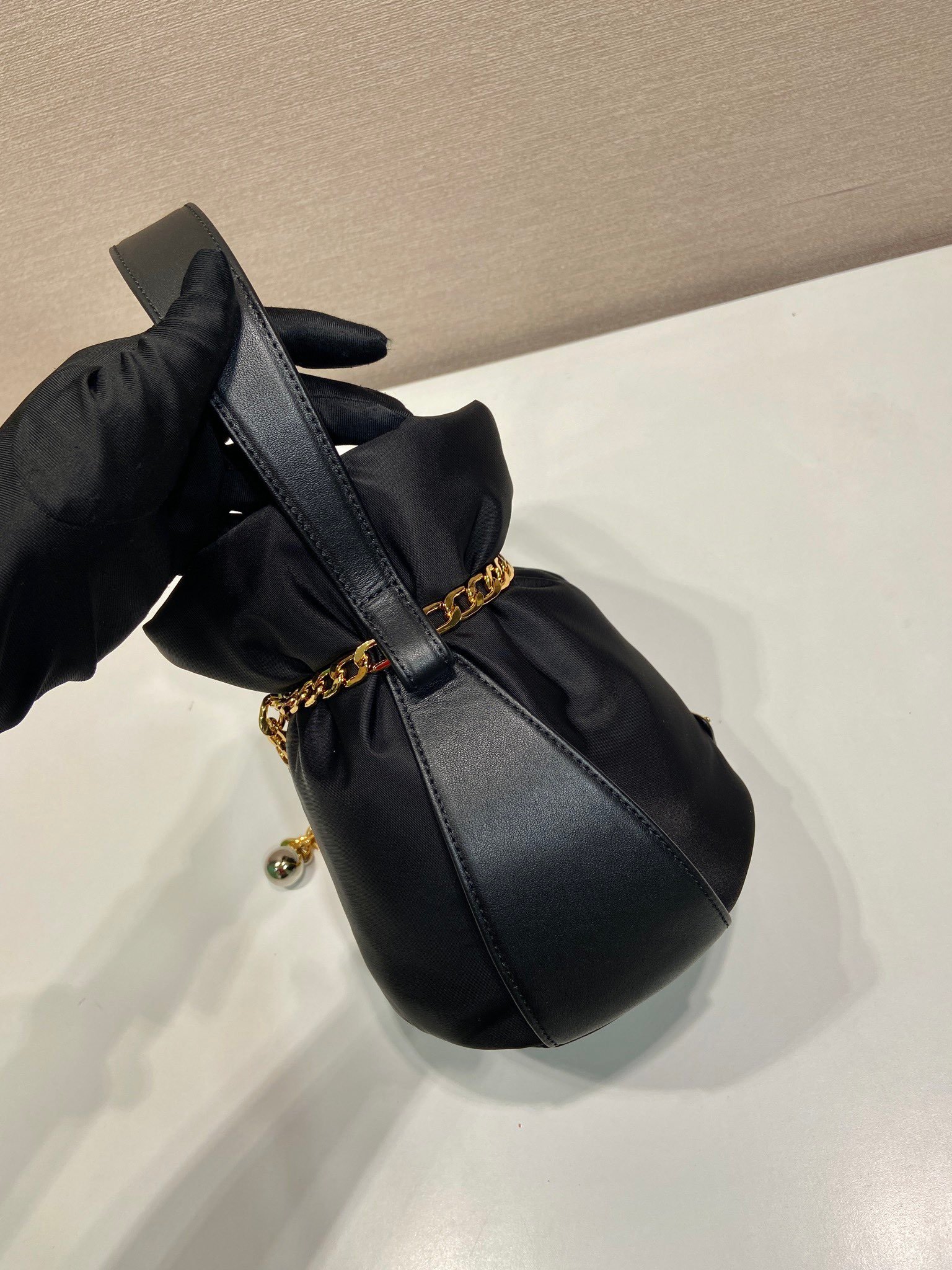 Sac seau PRADA avec chaîne dorée style Re-Edition pouch bag luxe tendance – Image 16