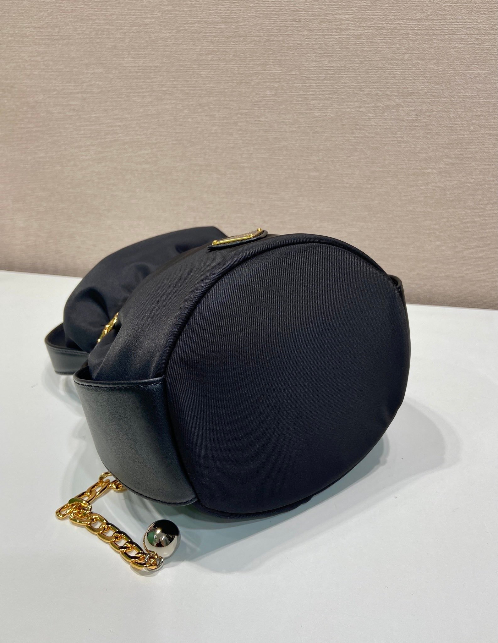Sac seau PRADA avec chaîne dorée style Re-Edition pouch bag luxe tendance – Image 17