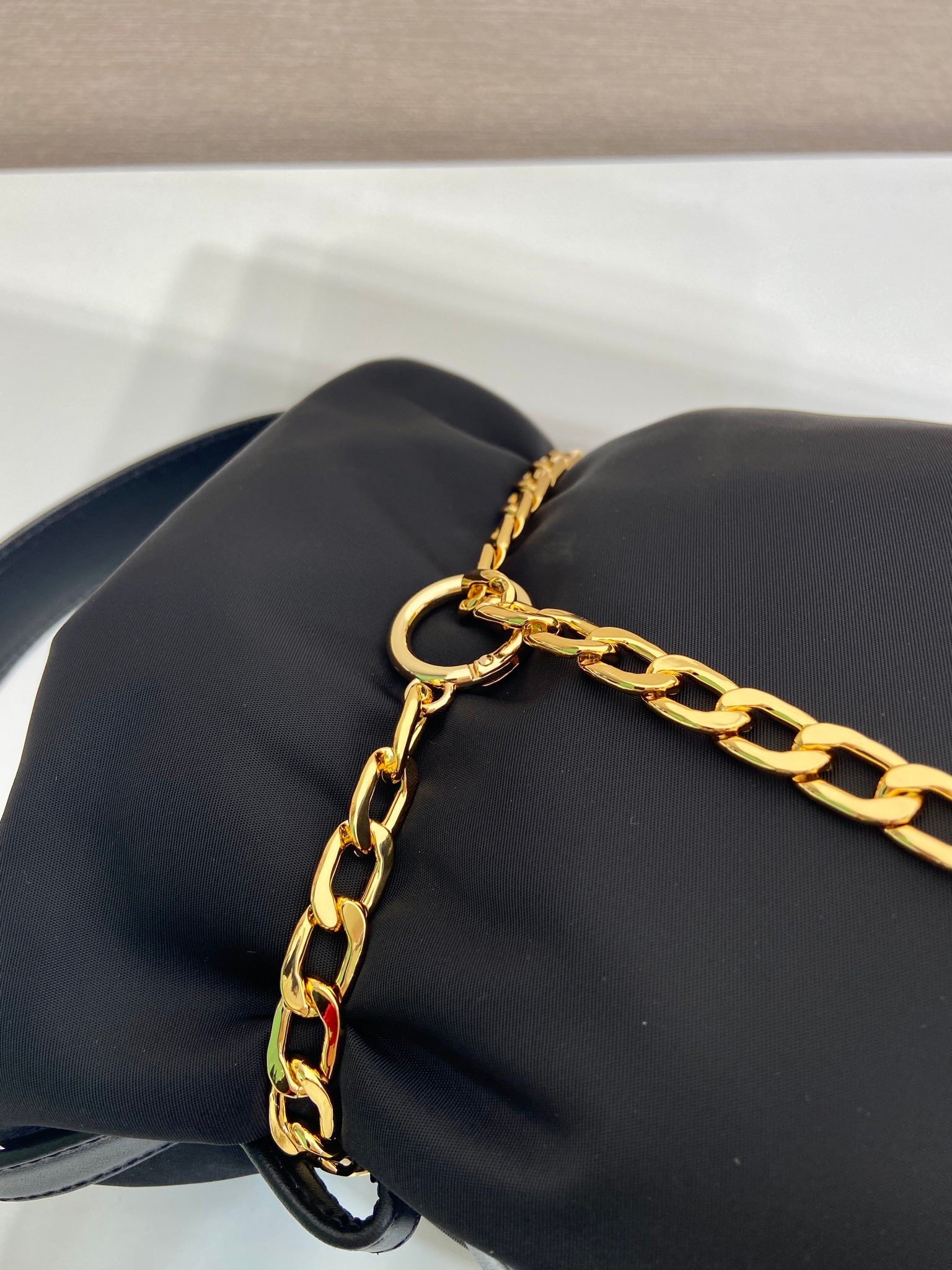 Sac seau PRADA avec chaîne dorée style Re-Edition pouch bag luxe tendance – Image 18
