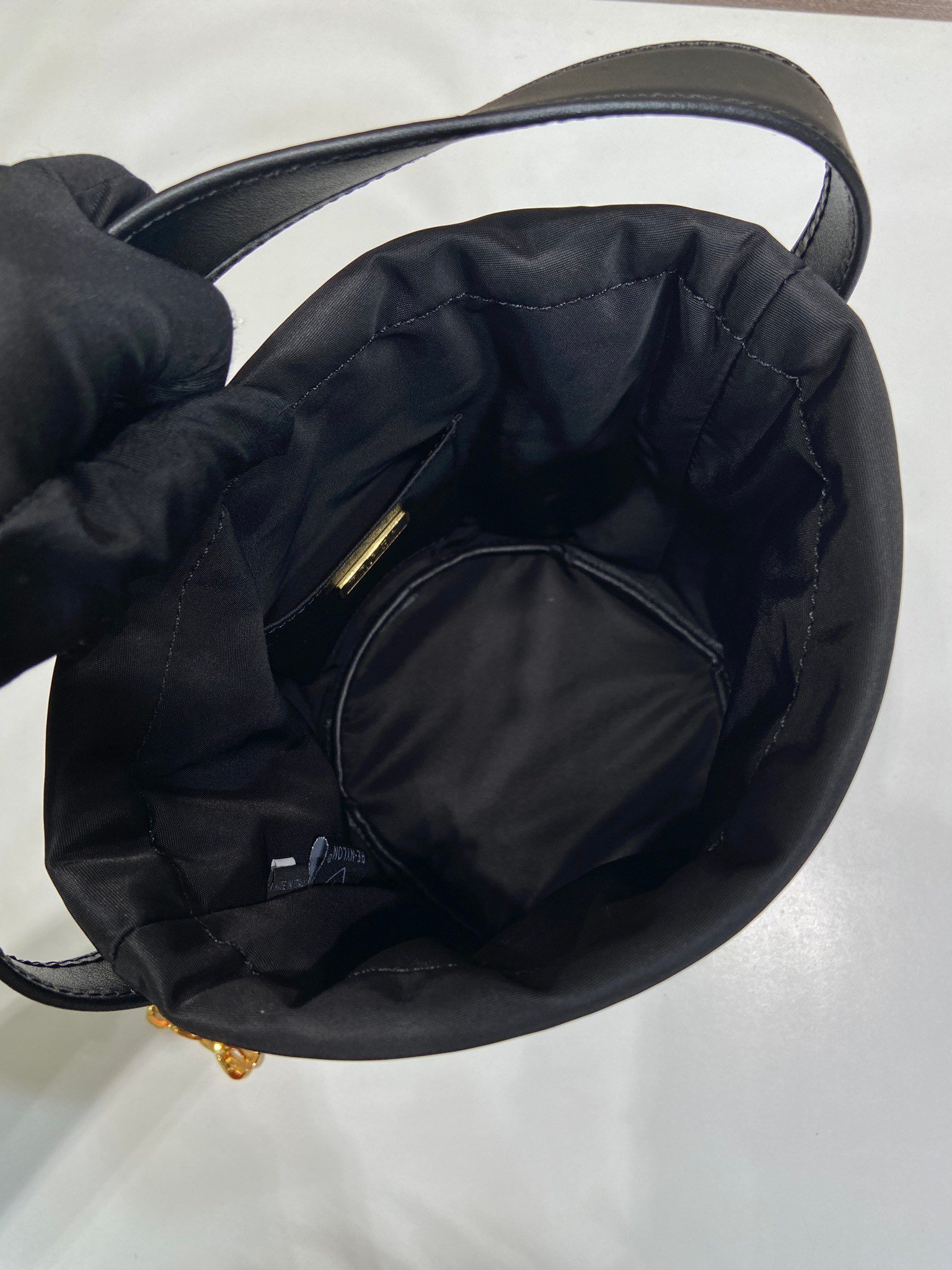 Sac seau PRADA avec chaîne dorée style Re-Edition pouch bag luxe tendance – Image 19
