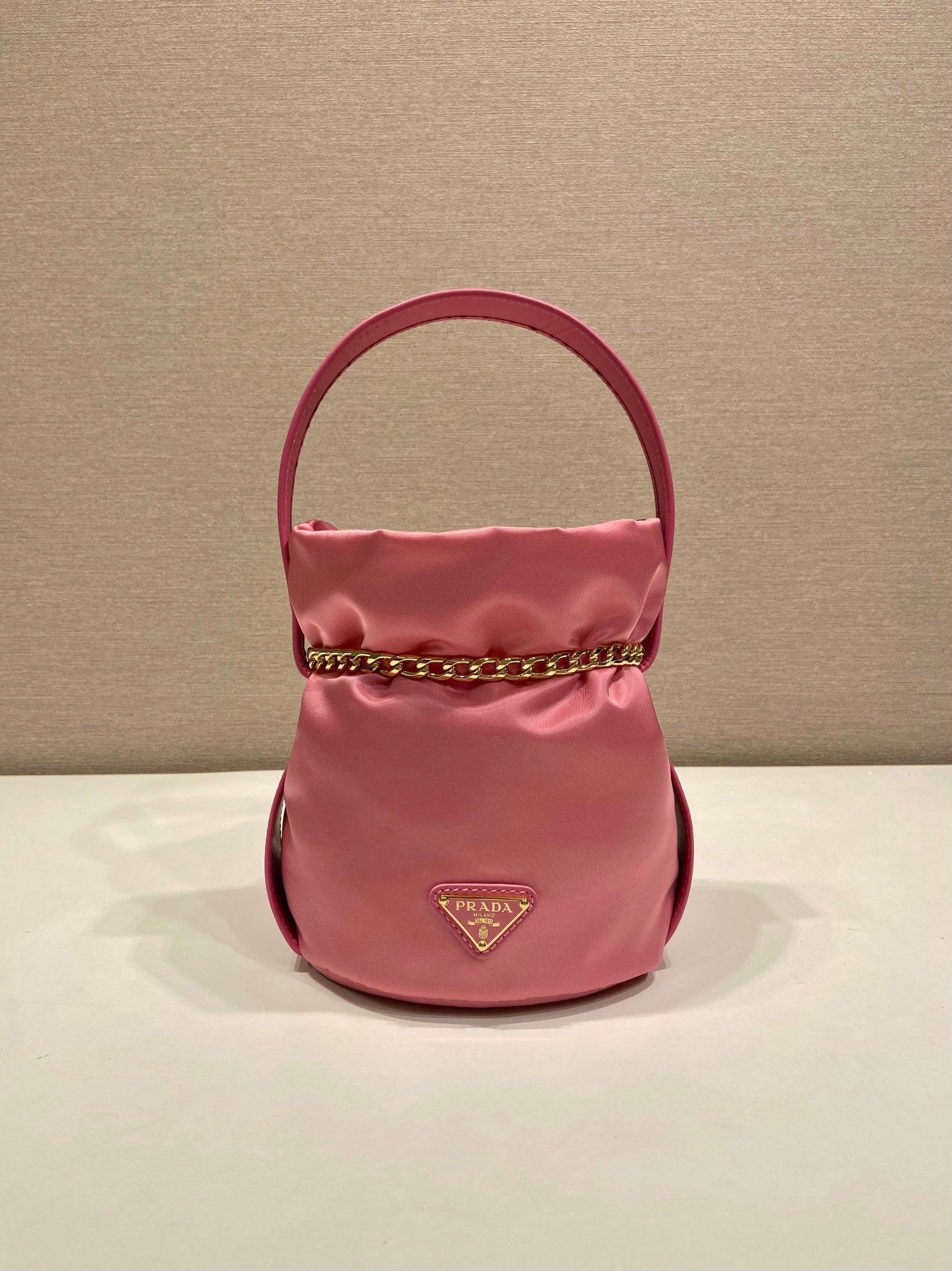 Sac seau PRADA avec chaîne dorée style Re-Edition pouch bag luxe tendance – Image 21