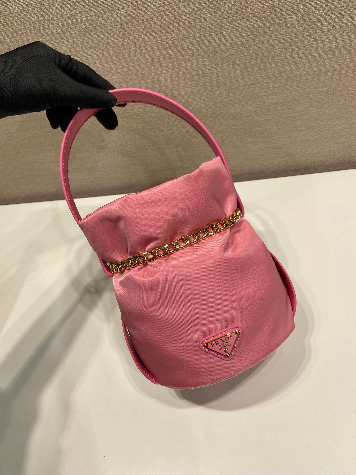 Sac seau PRADA avec chaîne dorée style Re-Edition pouch bag luxe tendance – Image 22