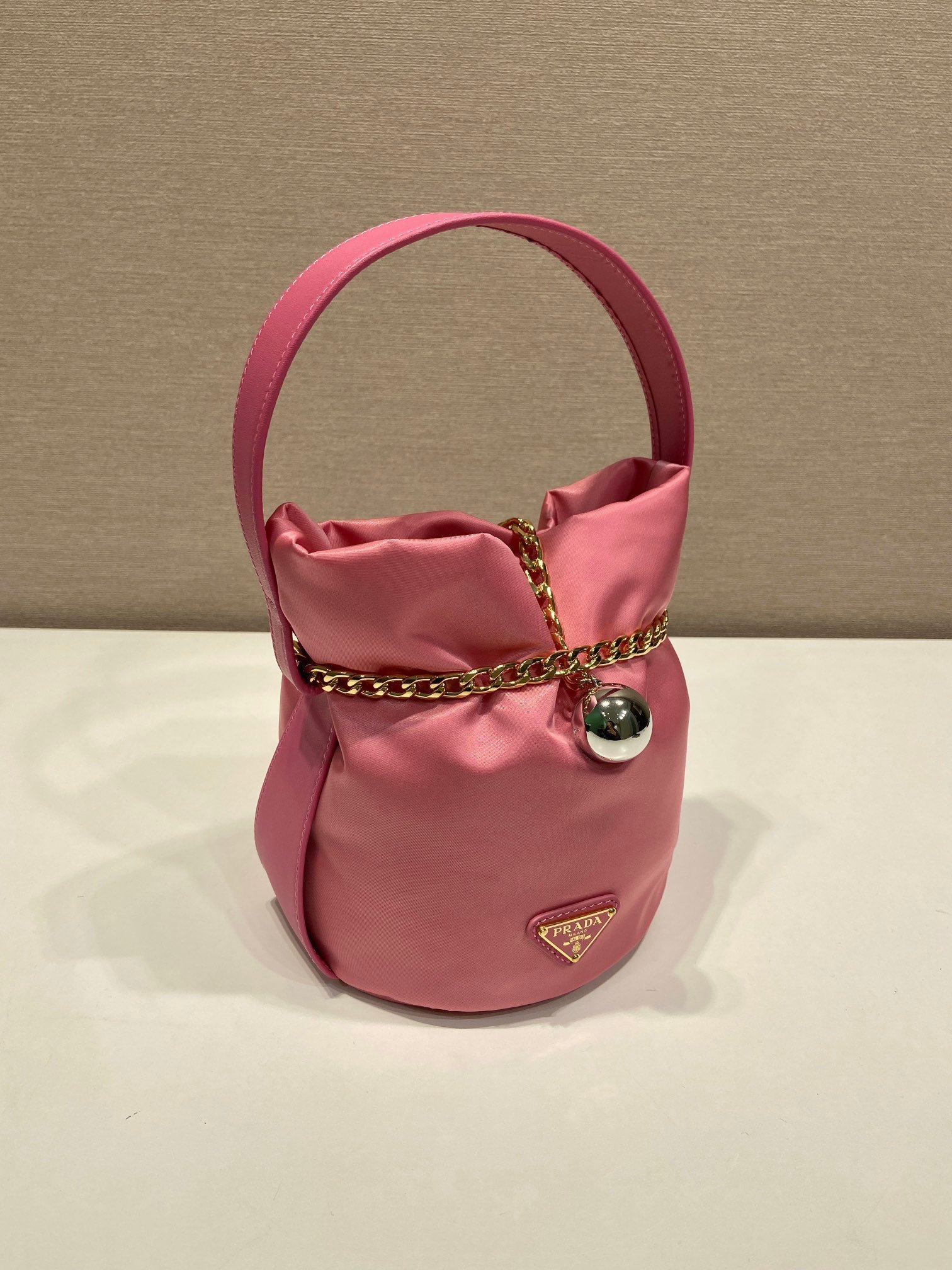 Sac seau PRADA avec chaîne dorée style Re-Edition pouch bag luxe tendance – Image 3
