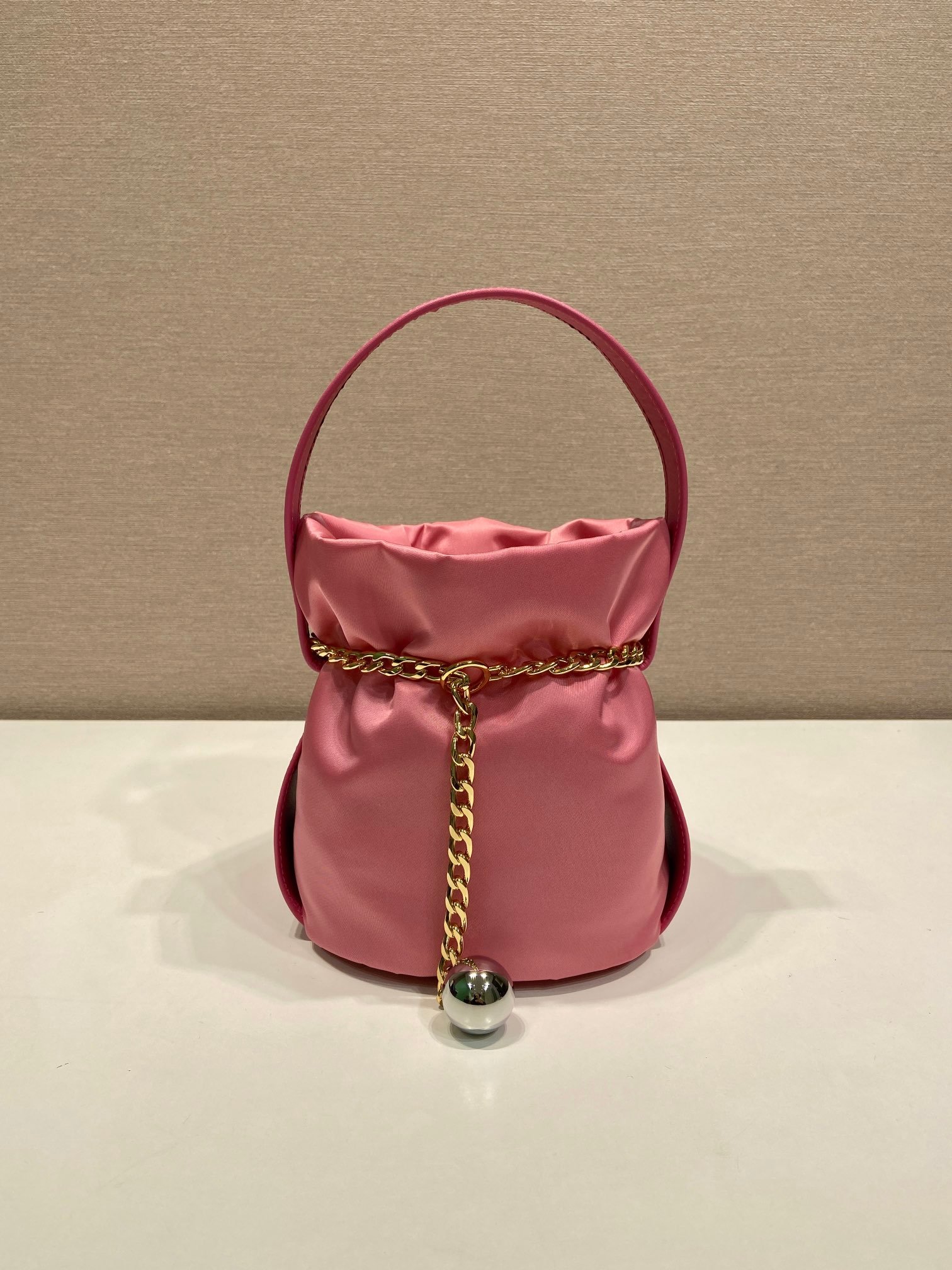 Sac seau PRADA avec chaîne dorée style Re-Edition pouch bag luxe tendance – Image 23