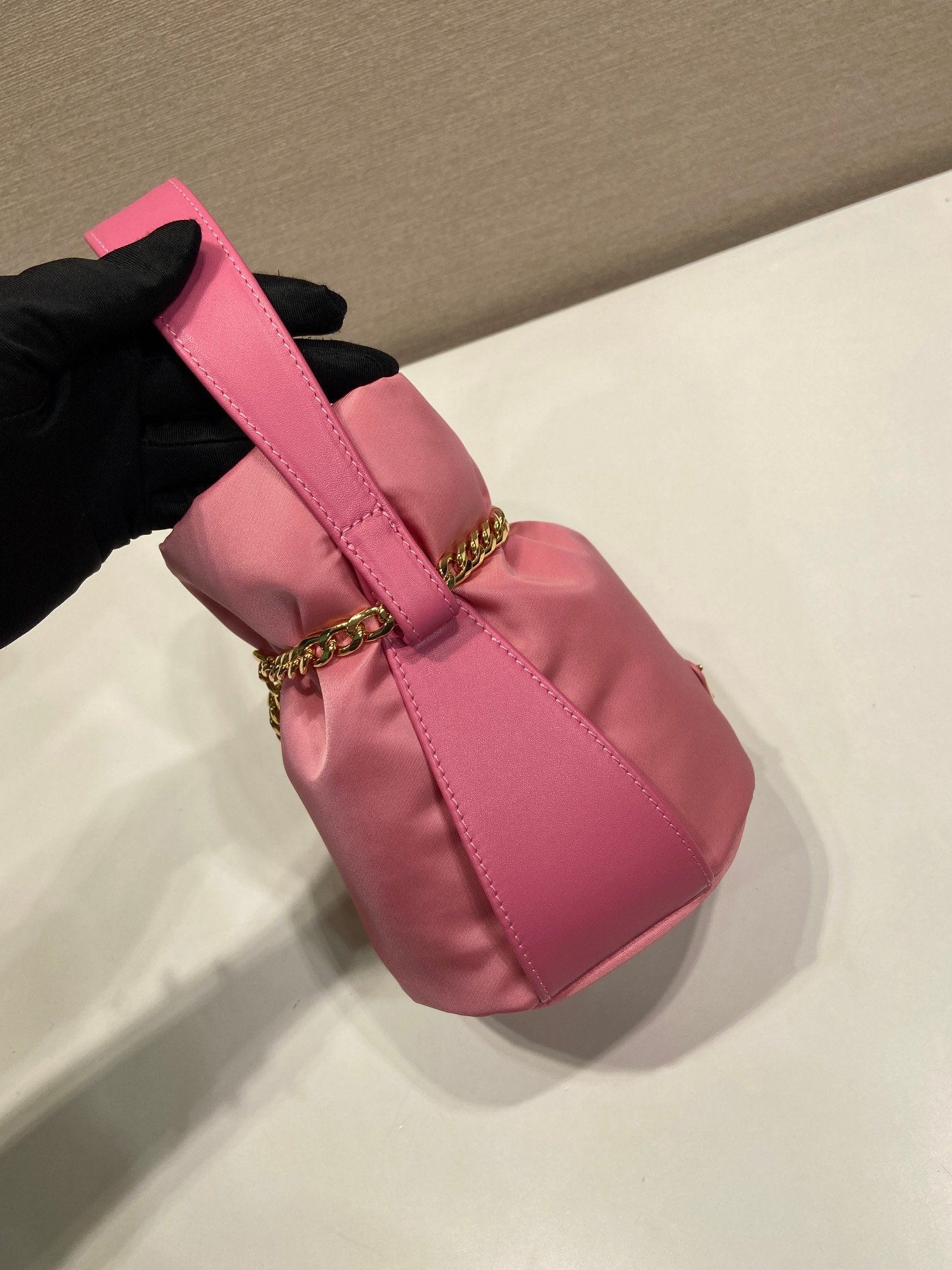 Sac seau PRADA avec chaîne dorée style Re-Edition pouch bag luxe tendance – Image 24