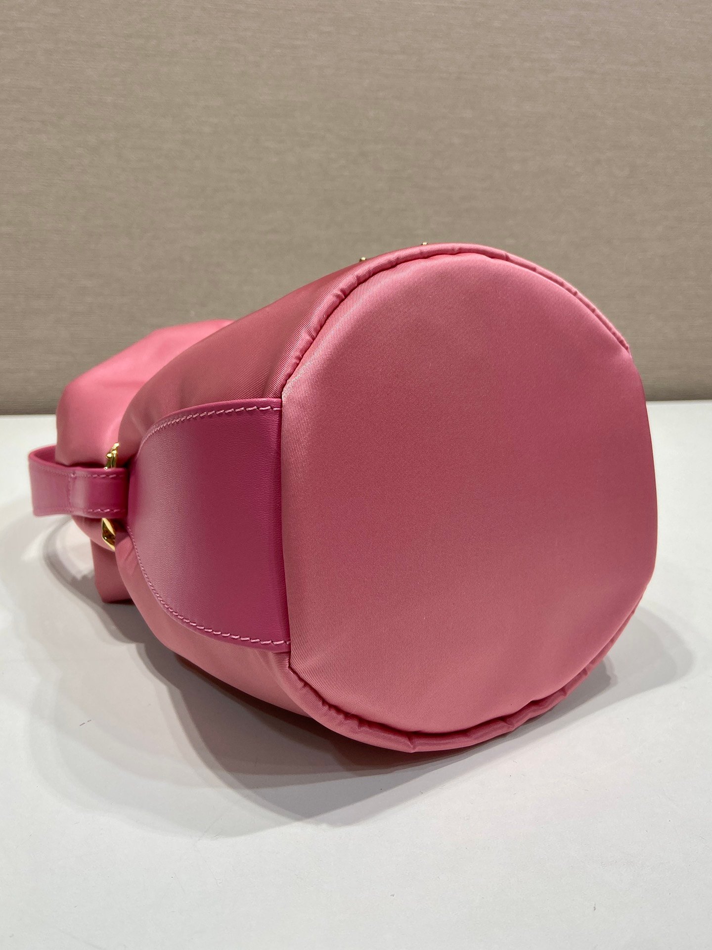 Sac seau PRADA avec chaîne dorée style Re-Edition pouch bag luxe tendance – Image 25