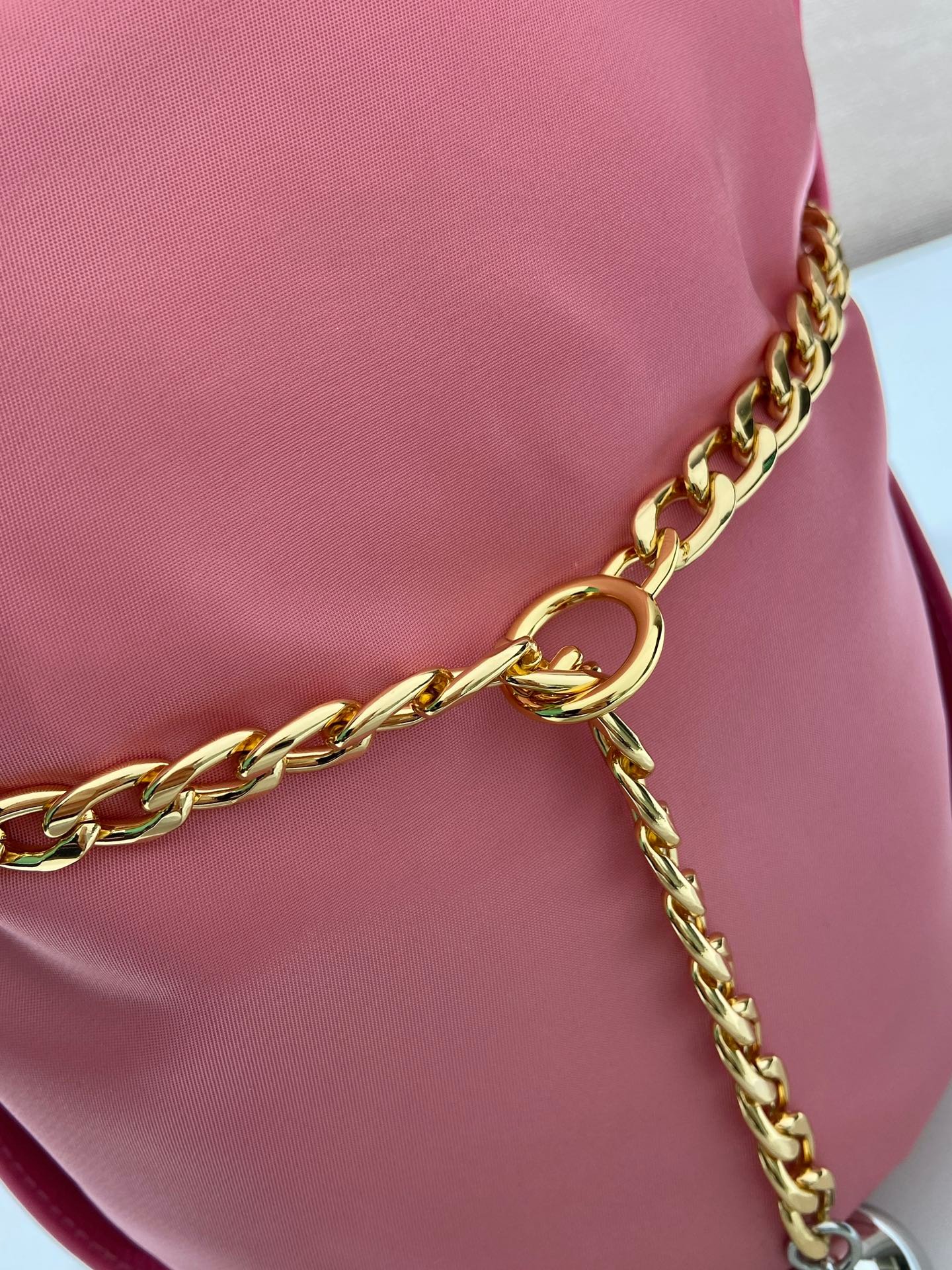 Sac seau PRADA avec chaîne dorée style Re-Edition pouch bag luxe tendance – Image 26