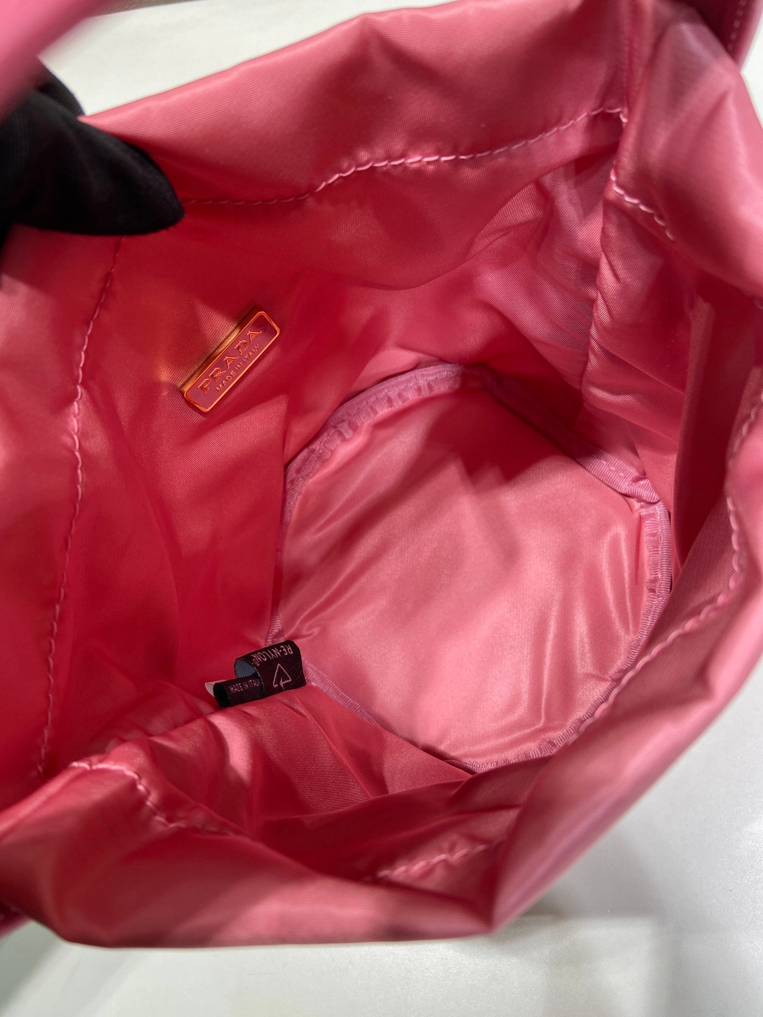Sac seau PRADA avec chaîne dorée style Re-Edition pouch bag luxe tendance – Image 27