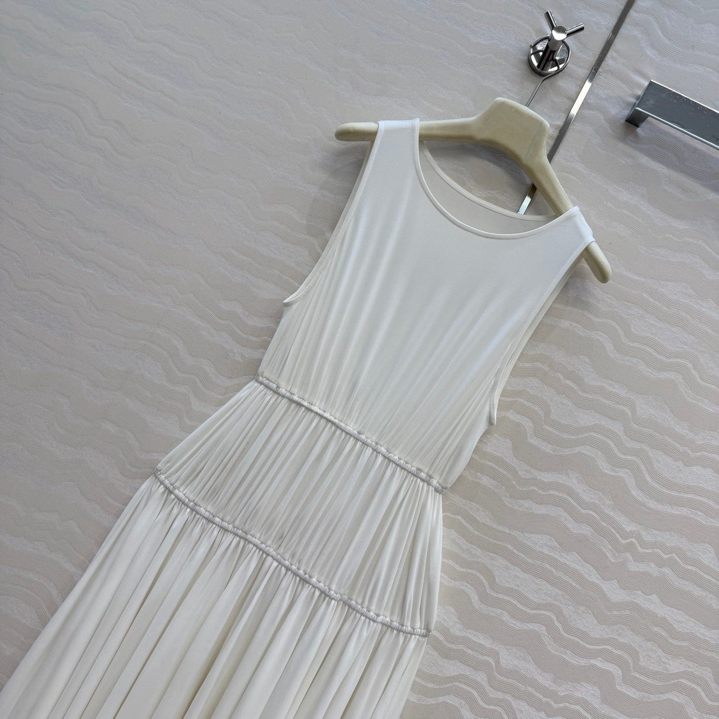 Robe Alaïa plissée sans manches coupe fluide – Élégance minimaliste luxe – Image 3