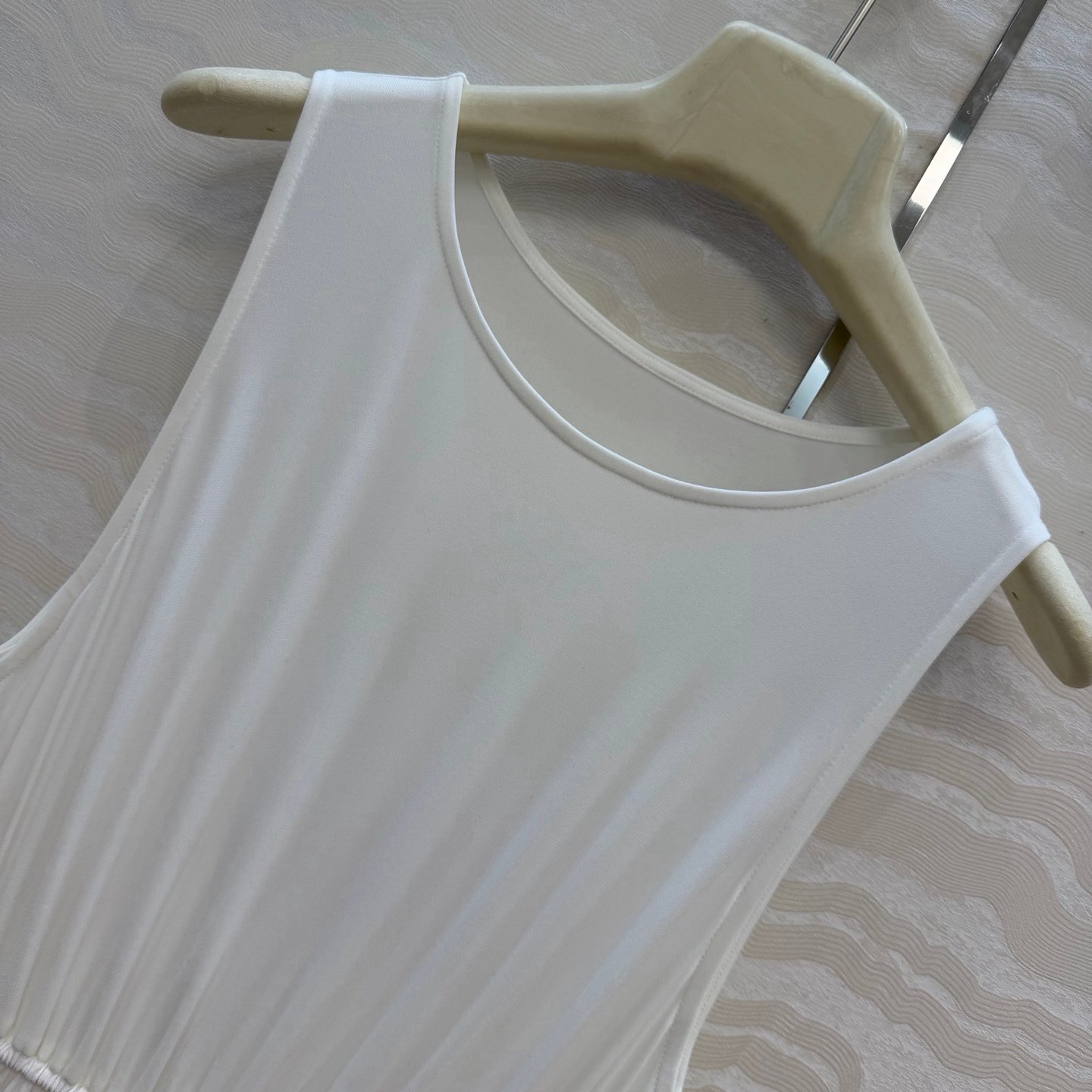 Robe Alaïa plissée sans manches coupe fluide – Élégance minimaliste luxe – Image 4