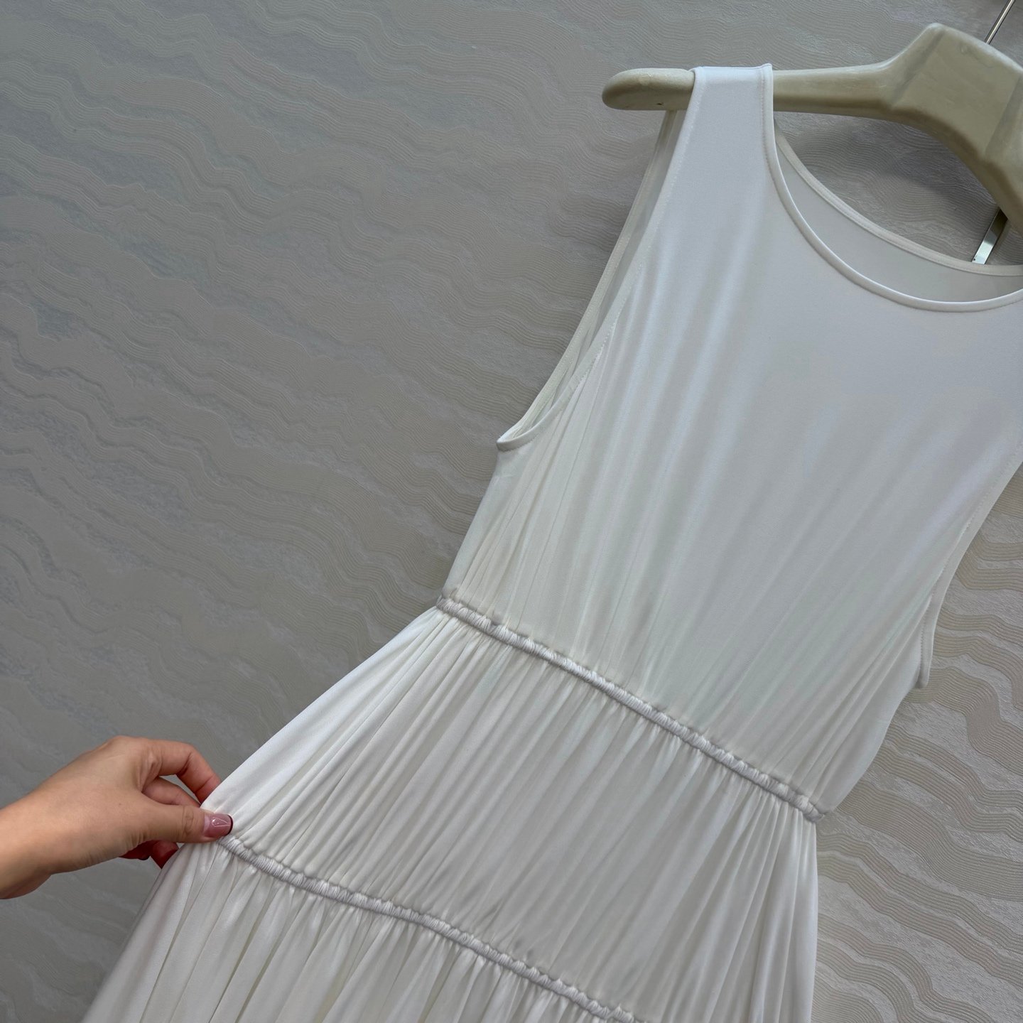 Robe Alaïa plissée sans manches coupe fluide – Élégance minimaliste luxe – Image 5