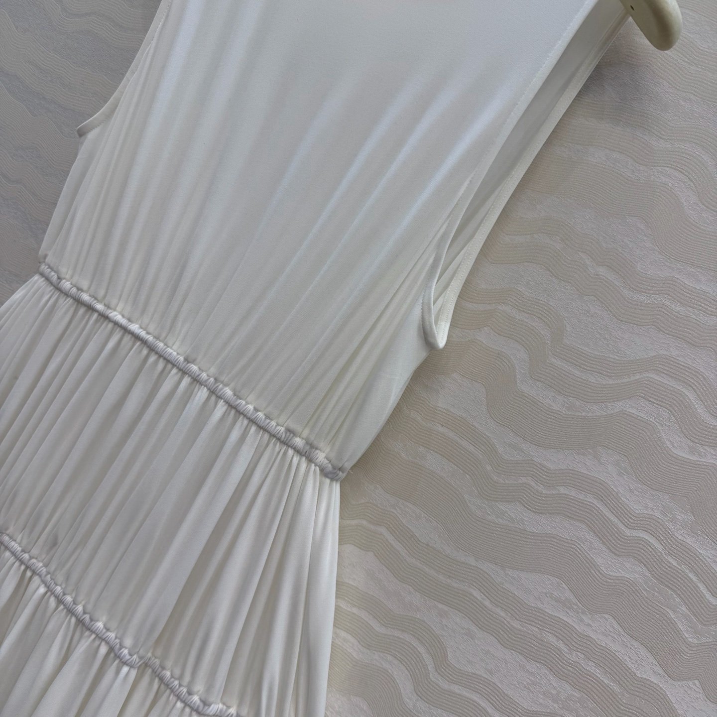 Robe Alaïa plissée sans manches coupe fluide – Élégance minimaliste luxe – Image 6